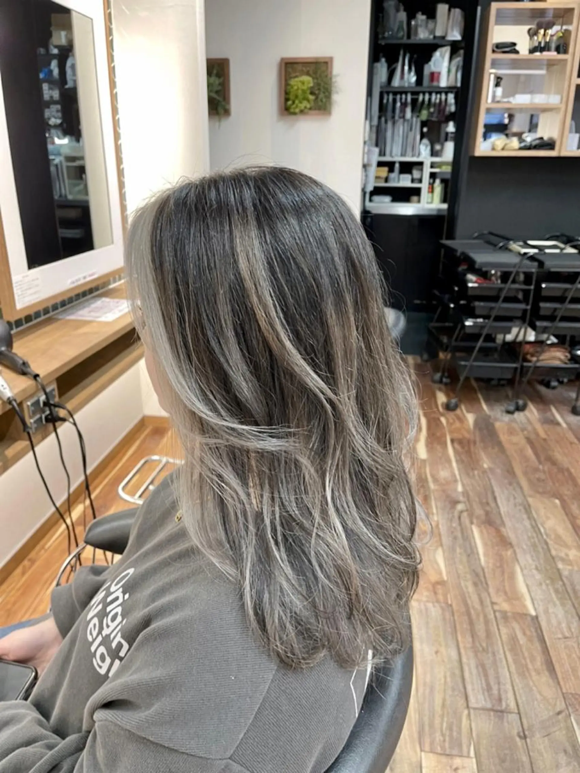 ロング カラー ミストバング  フェイスフレーミング ハイライトカラー ハイライト Room所属・西村 和樹のヘアスタイル