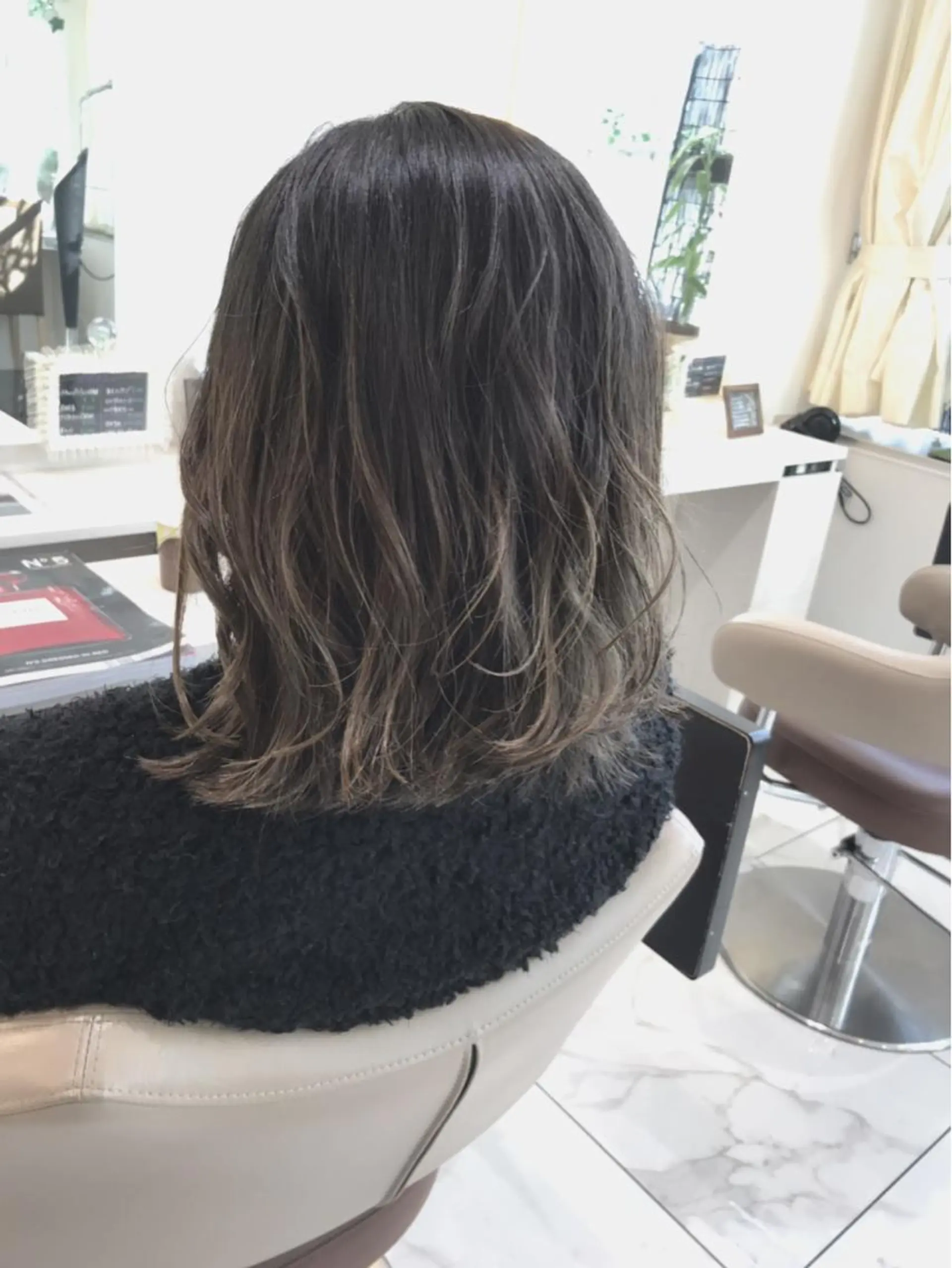 ショート カラー グラデーションカラー グレージュ ハイライトカラー ハイライト 外ハネヘア 山崎俊輔/髪質改善 /バレイヤージュのヘアスタイル