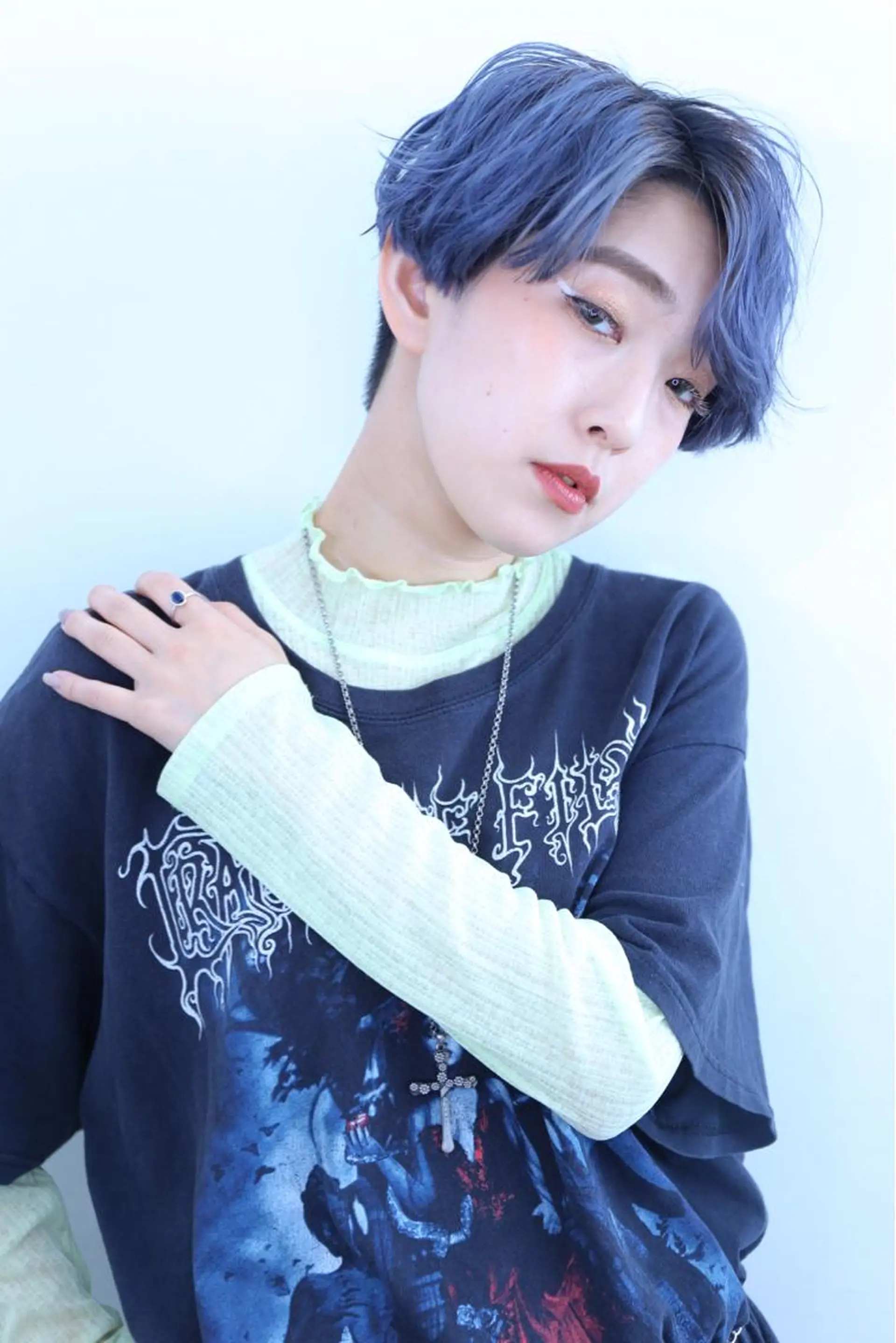 ショート カラー ウルフカット／吉村 桃子のヘアスタイル