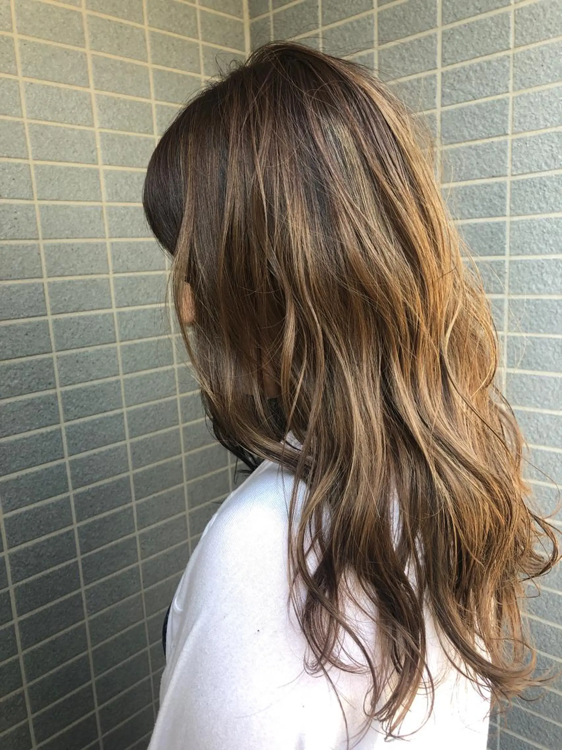 セミロング カラー バレイヤージュ ハイライトカラー ハイライト レイヤーカット 似合わせ レイヤー須川のヘアスタイル