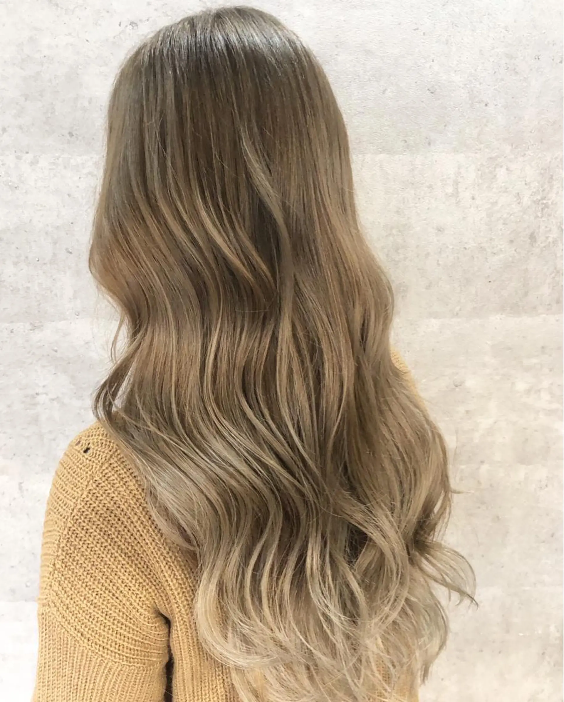 ロング カラー アディクシーカラー ベージュカラー ブリーチ イルミナカラー トリートメント i  plus＋所属・髪質改善で 憧れの潤艶美髪にのヘアスタイル