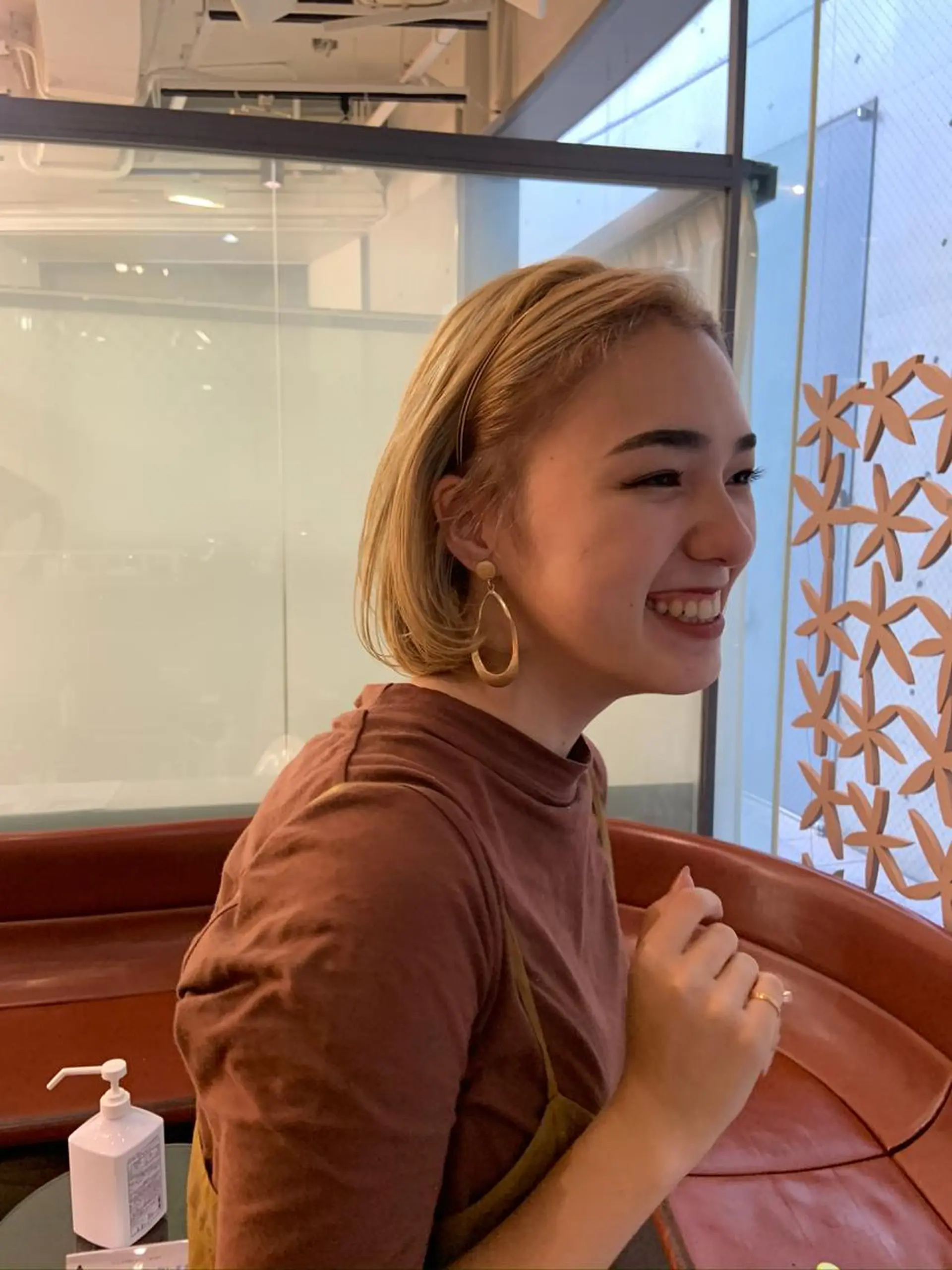 ミディアム カラー ベージュカラー ブリーチ ブロンド ブロンドベージュ ダブルカラー 透明感カラー 大人グレージュ有村のヘアスタイル