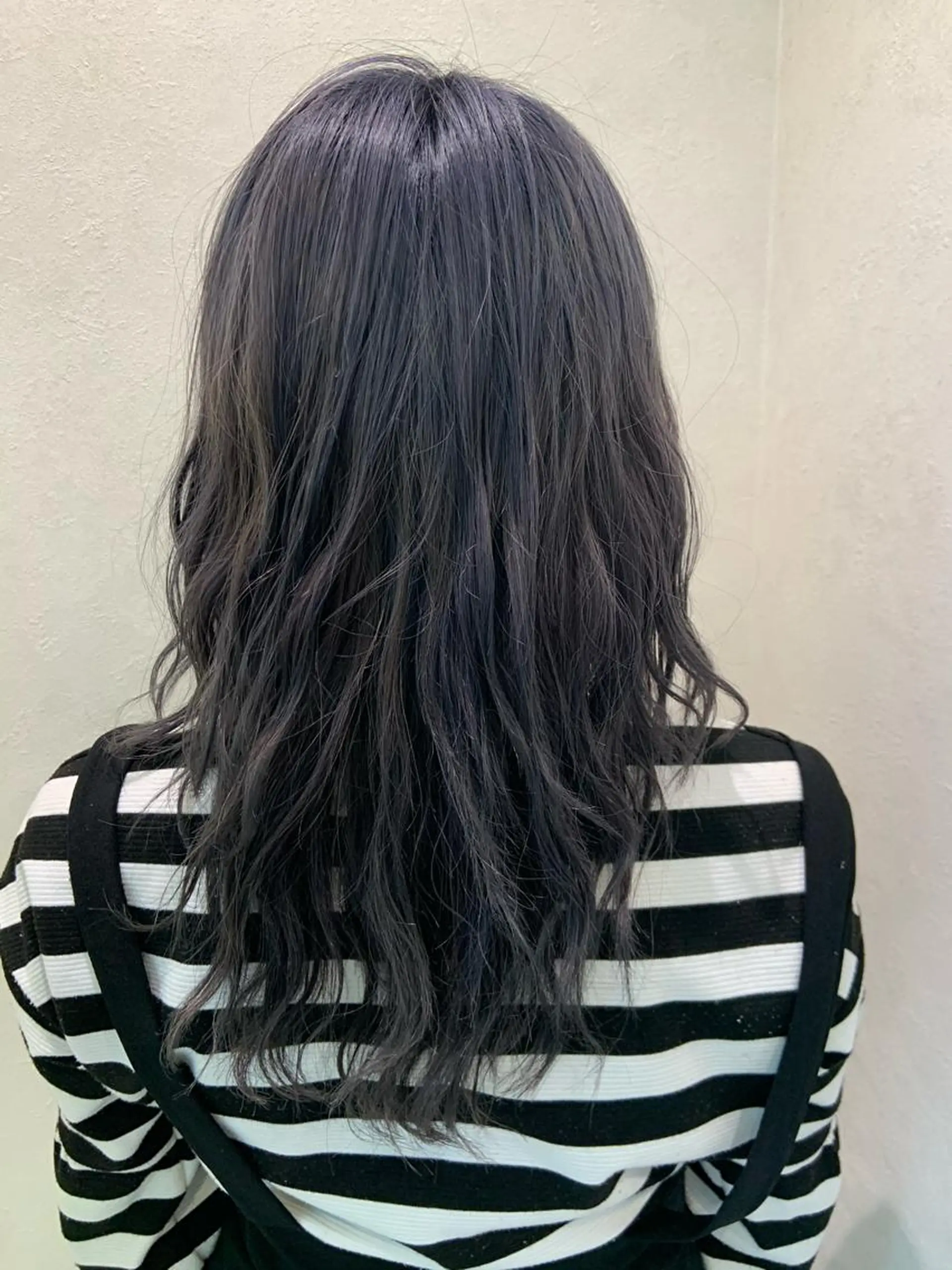 セミロング カラー パーマ ブルーカラー ブルーバイオレット バイオレットカラー ハイトーンカラー🤍 山下 優華のヘアスタイル