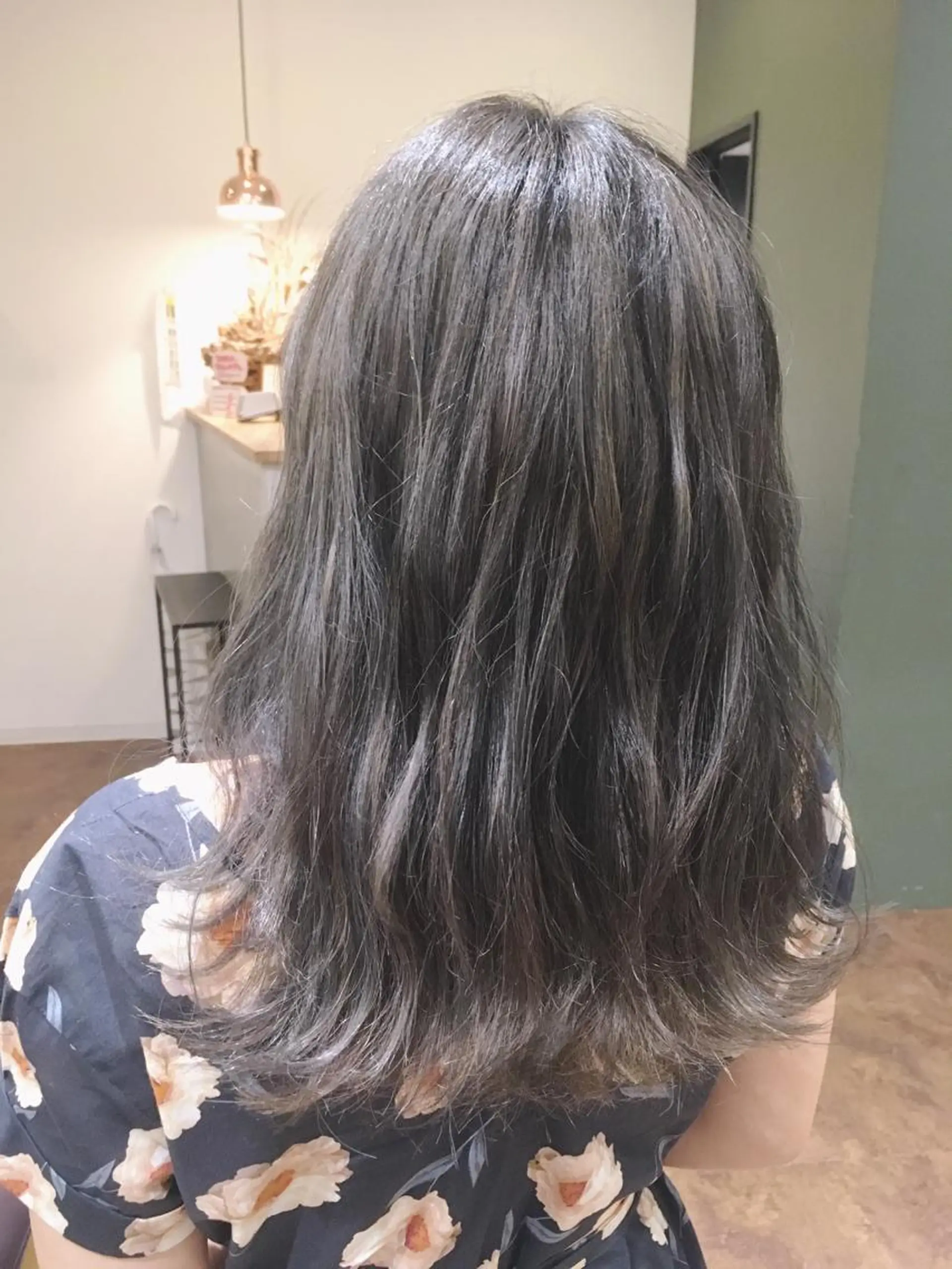 セミロング カラー ヘアアレンジ バレイヤージュ グラデーションカラー グレージュ ハイライトカラー ハイライト nable.所属・栗林 実莉のネイルデザイン