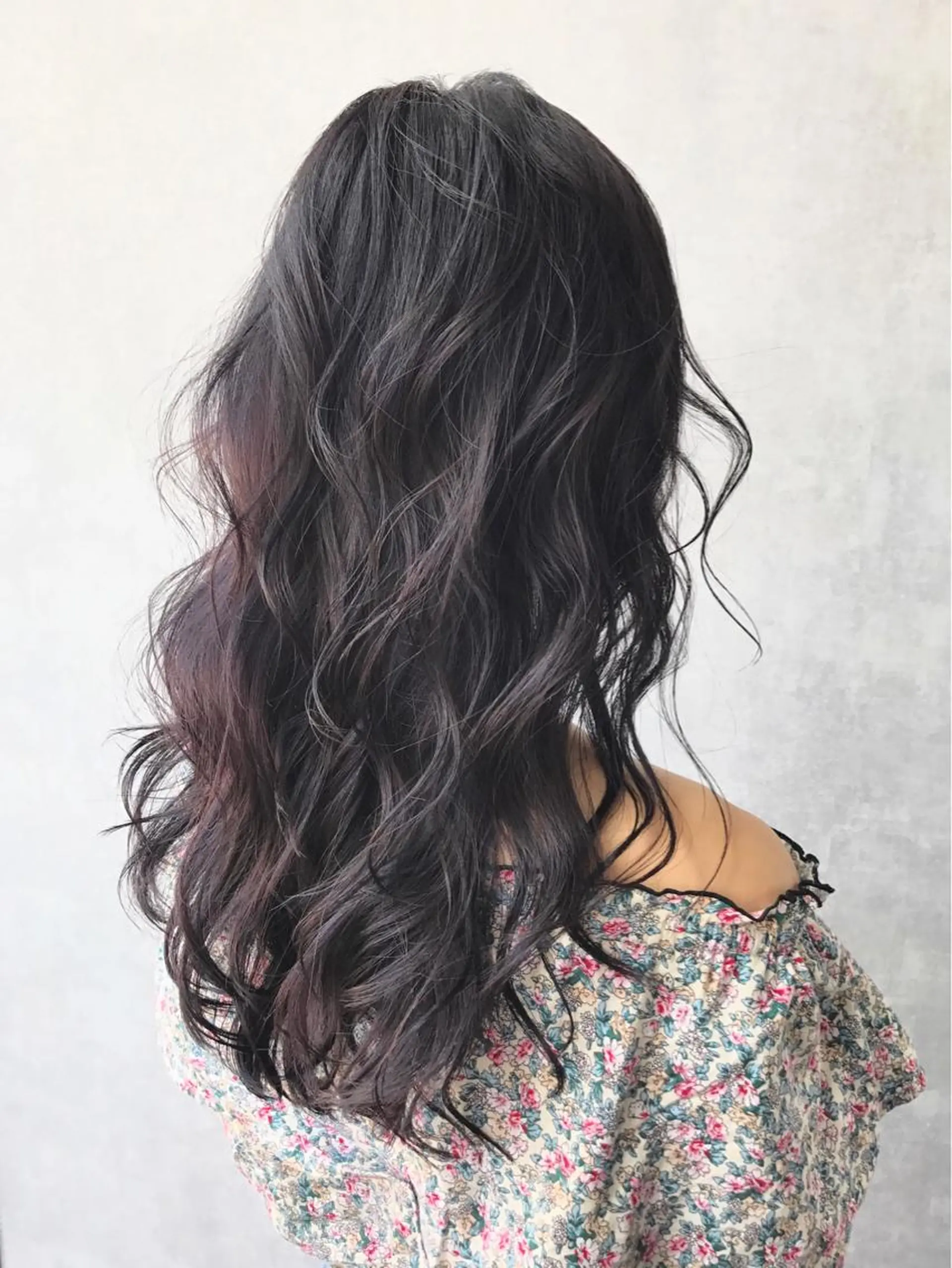 セミロング カラー パープルカラー TOMOYAレイヤー ブリーチ縮毛矯正のヘアスタイル