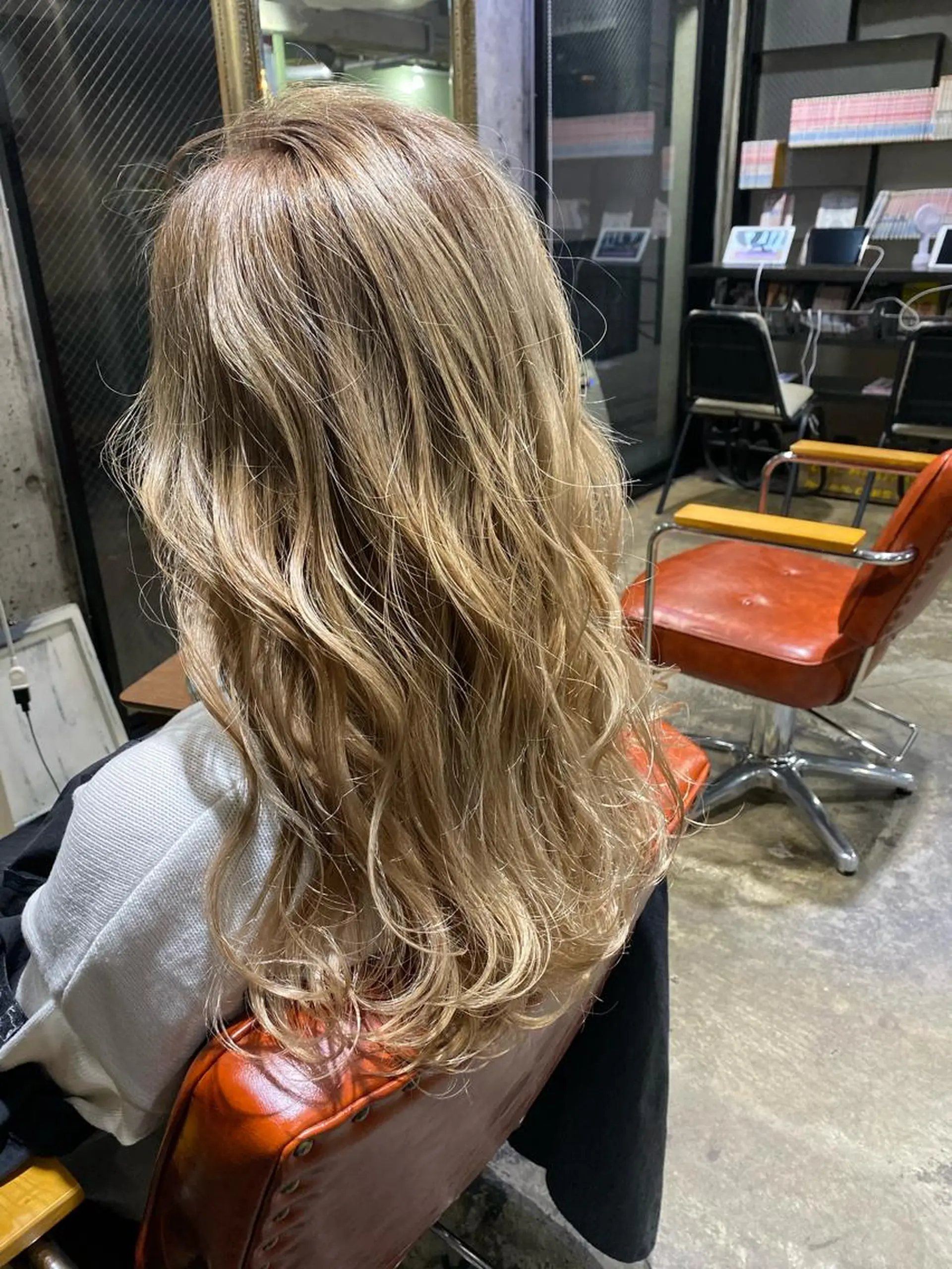 セミロング カラー パーマ ブロンド サロンドミルク 原宿のヘアスタイル