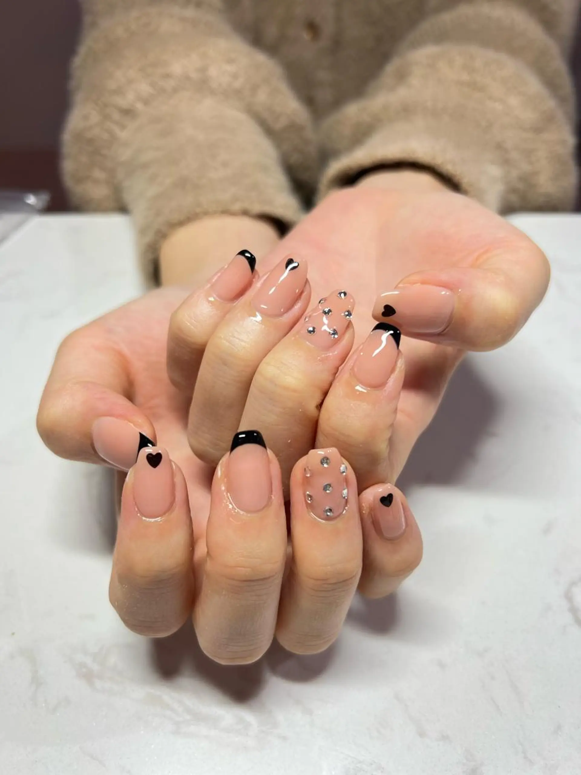 ネイル フレンチネイル ジェルネイル 韓国ネイル 持ち込み パラジェル ちゅるんネイル🪄 耳ツボジュエリー🔗のネイルデザイン