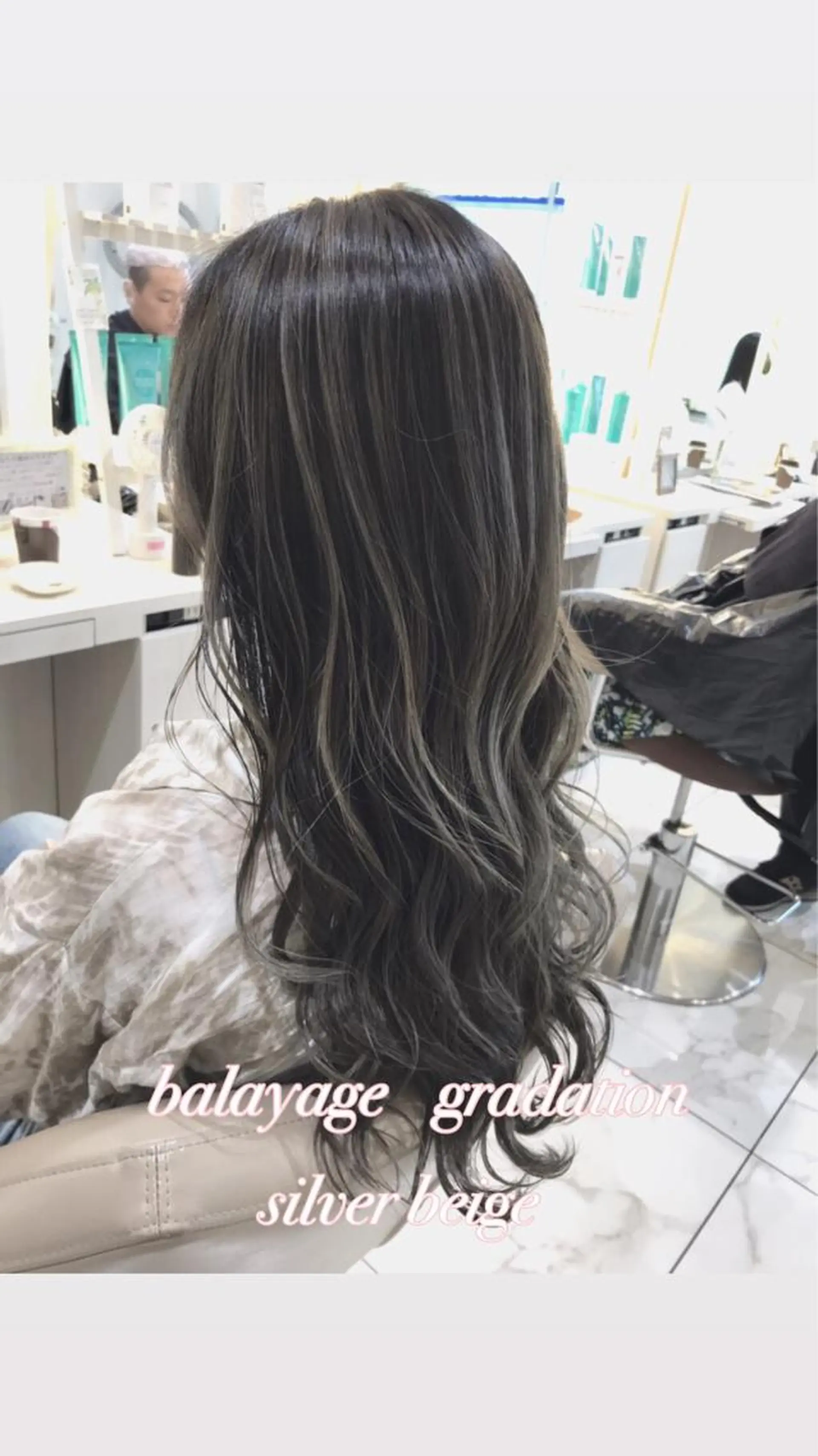 ロング カラー バレイヤージュ ベージュカラー グラデーションカラー シルバー シルバーベージュ カット ヘアカラー 山崎俊輔/髪質改善 /バレイヤージュのヘアスタイル