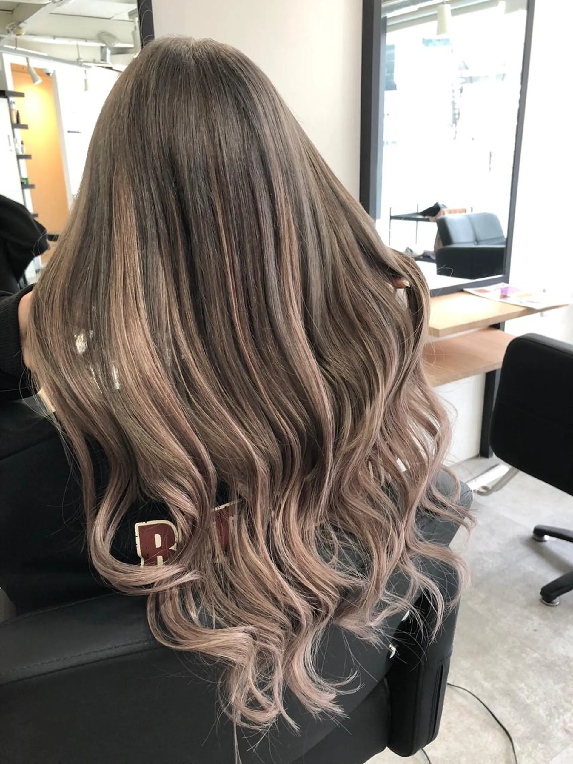 ロング カラー ヘアアレンジ ベージュカラー ハイトーンカラー ミルクティーベージュ エクステ alpha. カラーエクステ下妻のヘアスタイル