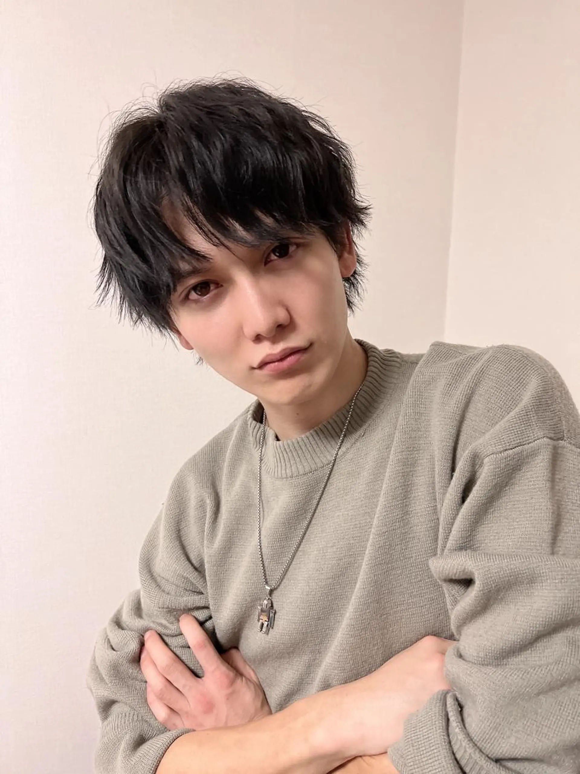 カラー メンズ 黒髪 グレーブラック YU KIのヘアスタイル