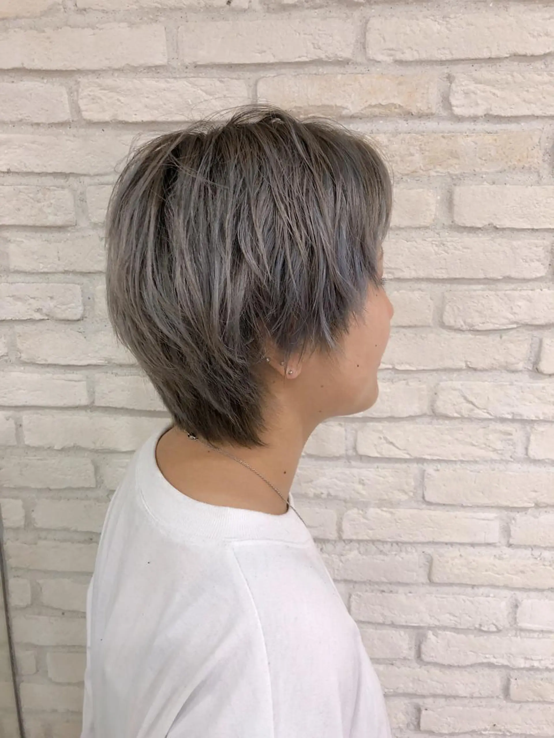 ショート カラー シルバー HAUS 片山みほのヘアスタイル