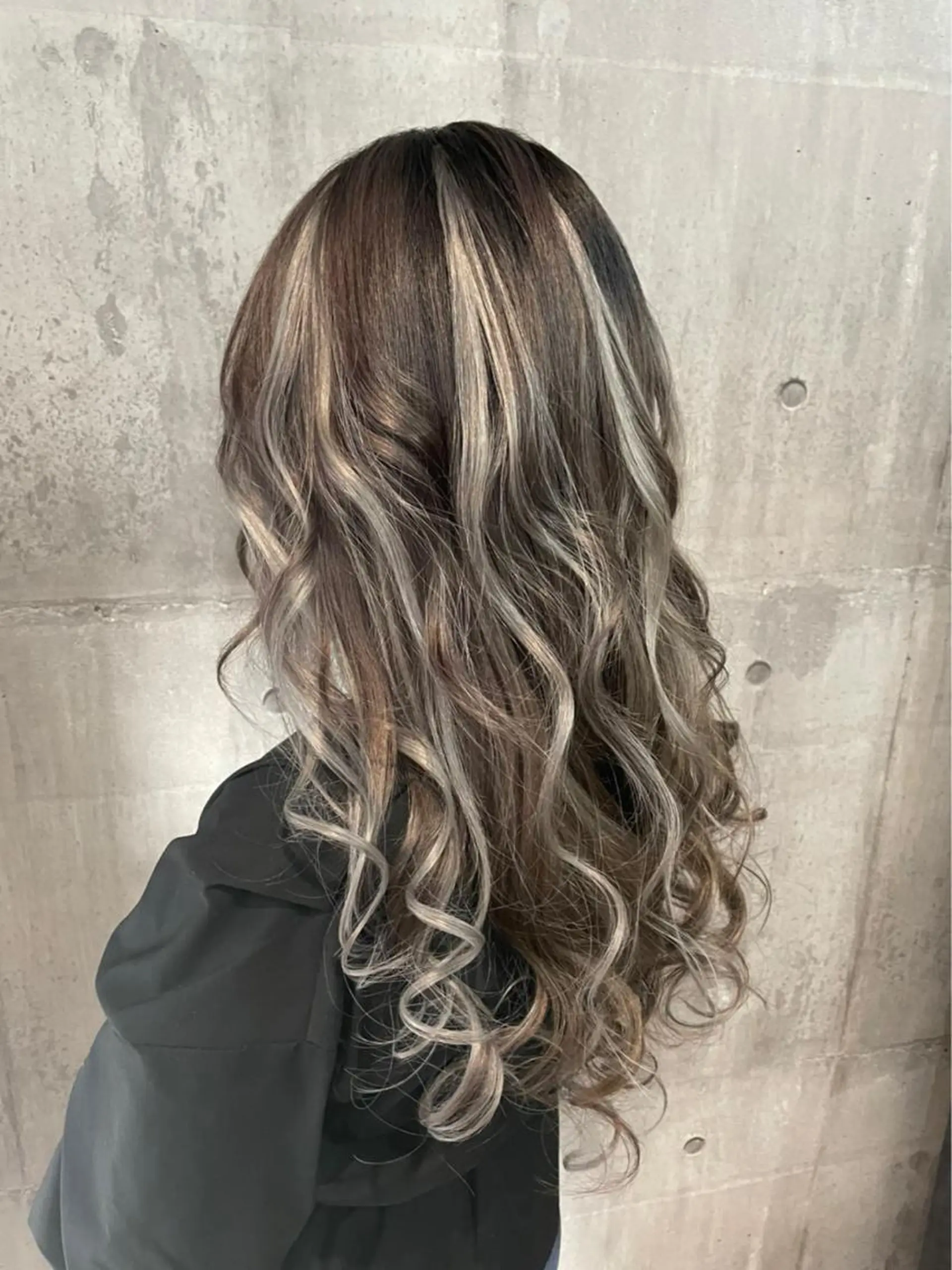 ミディアム ハイライト Rlino所属・ﾊｲﾗｲﾄ/ﾚｲﾔｰ ｶｯﾄ/大嶽謙のヘアスタイル