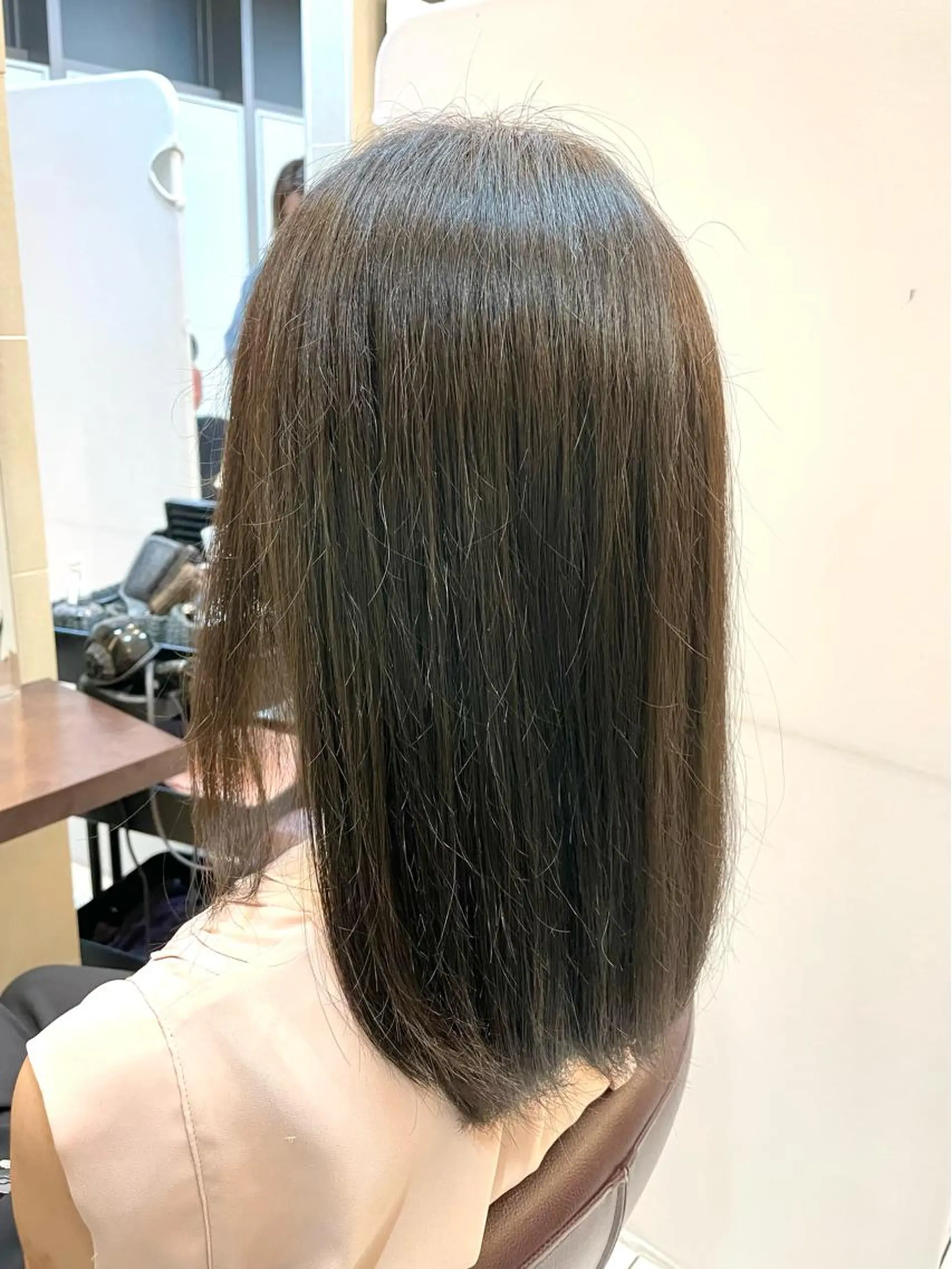 セミロング カット ヘアカラー 新籾 尚哉のヘアスタイル