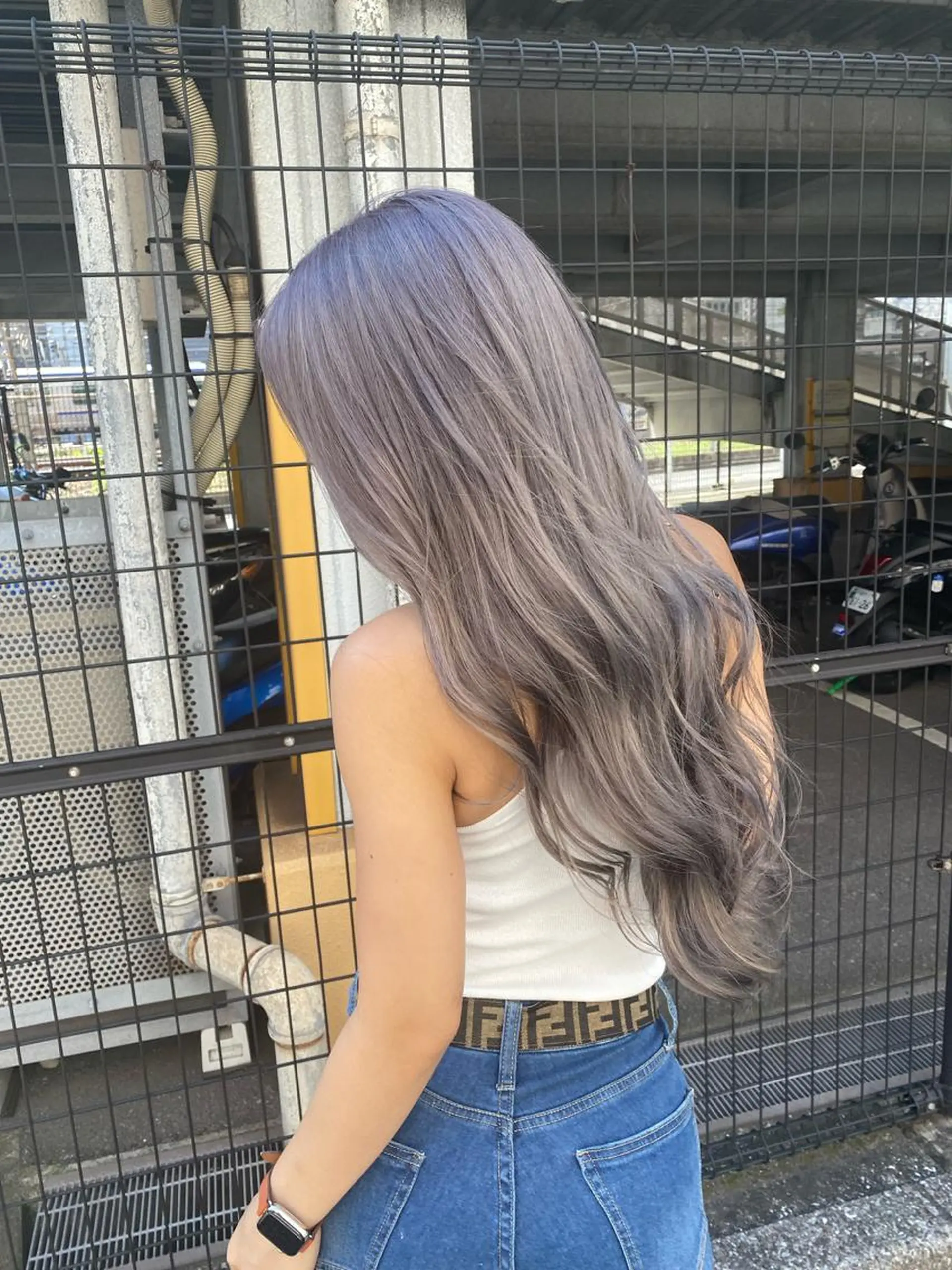 ロング カラー ブリーチ シルバー Tsuyoki .のヘアスタイル