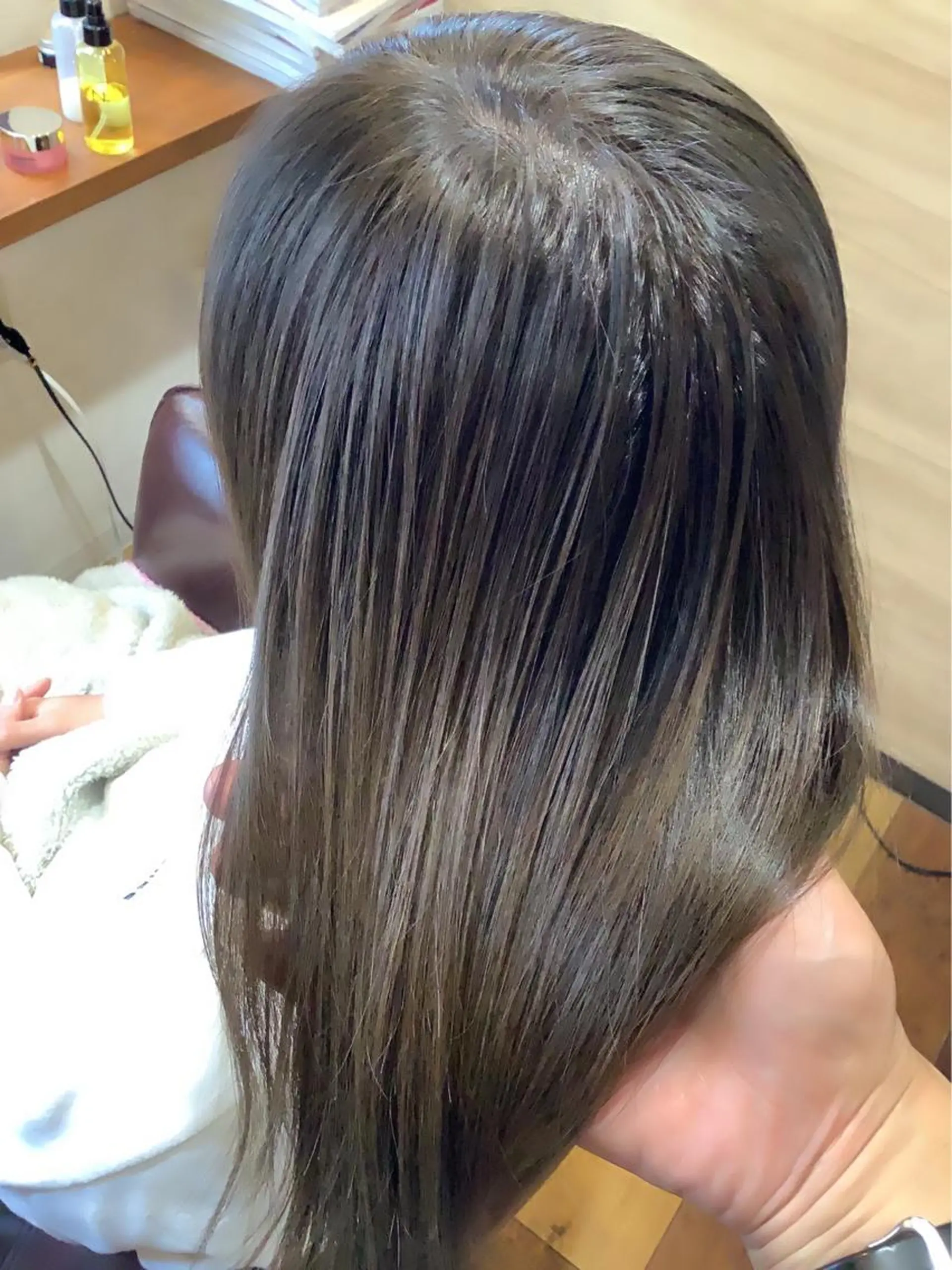 セミロング カラー ブリーチ グレージュ ブリーチなしカラー 稲田 全将のヘアスタイル