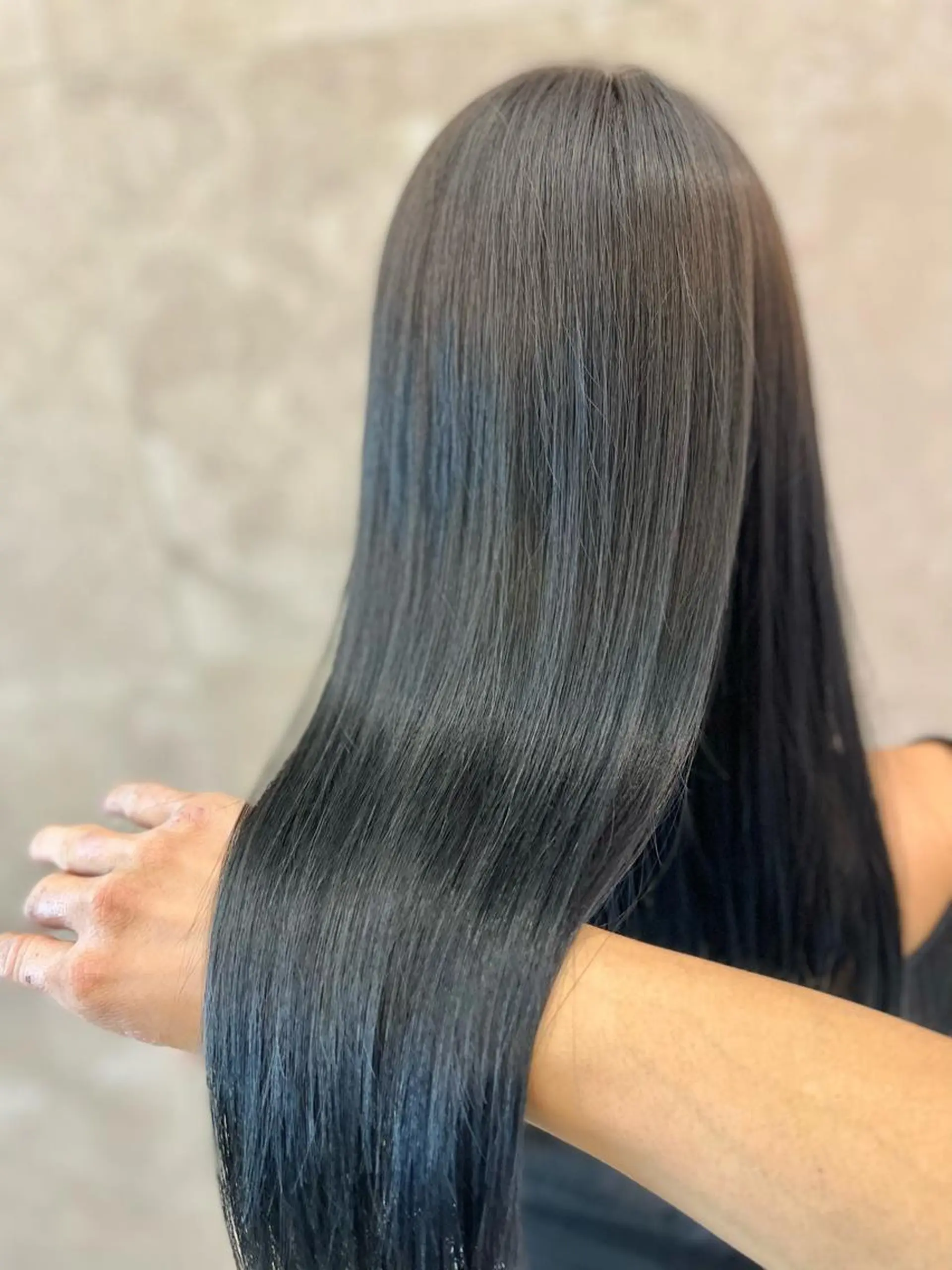 ロング カラー 黒髪 ブルーカラー ブルーブラック ブルージュ 縮毛矯正 縮毛矯正　野口 恵のヘアスタイル