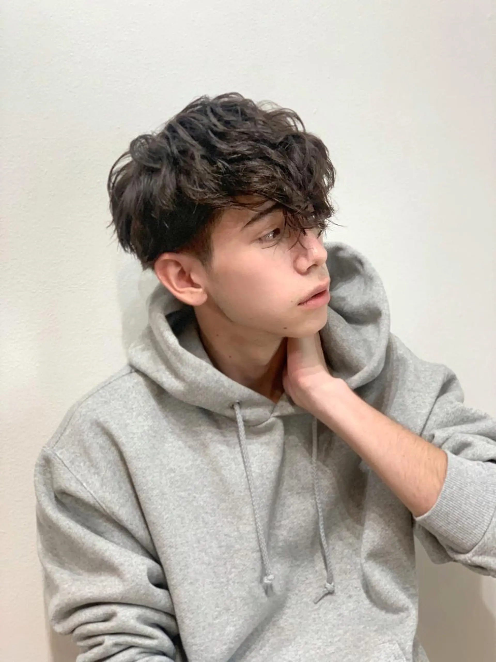 ミディアム パーマ メンズ ミディアムパーマ メンズブリーチ センターパート フェードカット メンズハイライト メンズStylist 山根慧のヘアスタイル