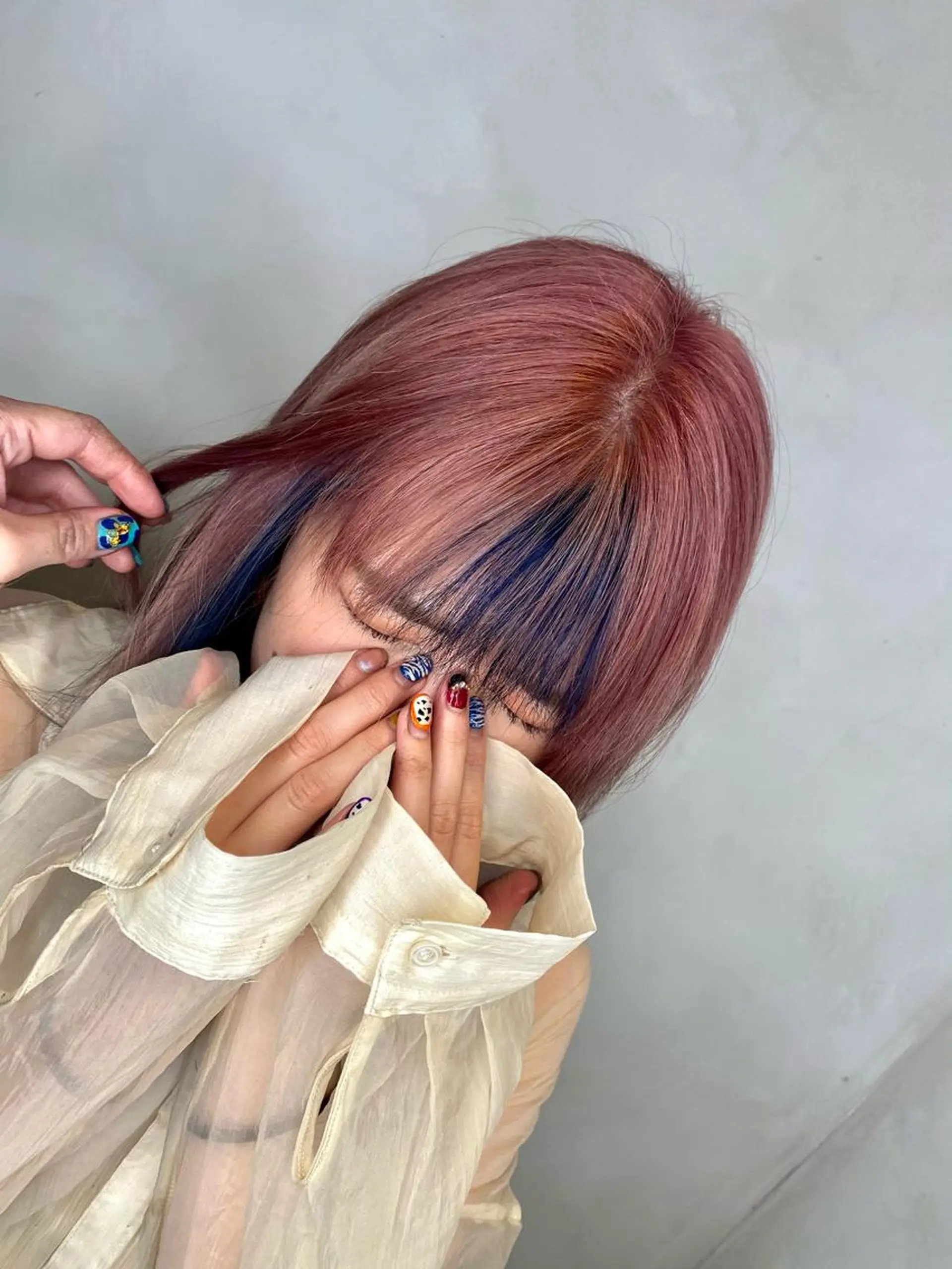セミロング カラー ブリーチ イヤリングカラー ピンクカラー ヘアカラー トリートメント 🦋店長🦋 ほんさわ みずきのヘアスタイル
