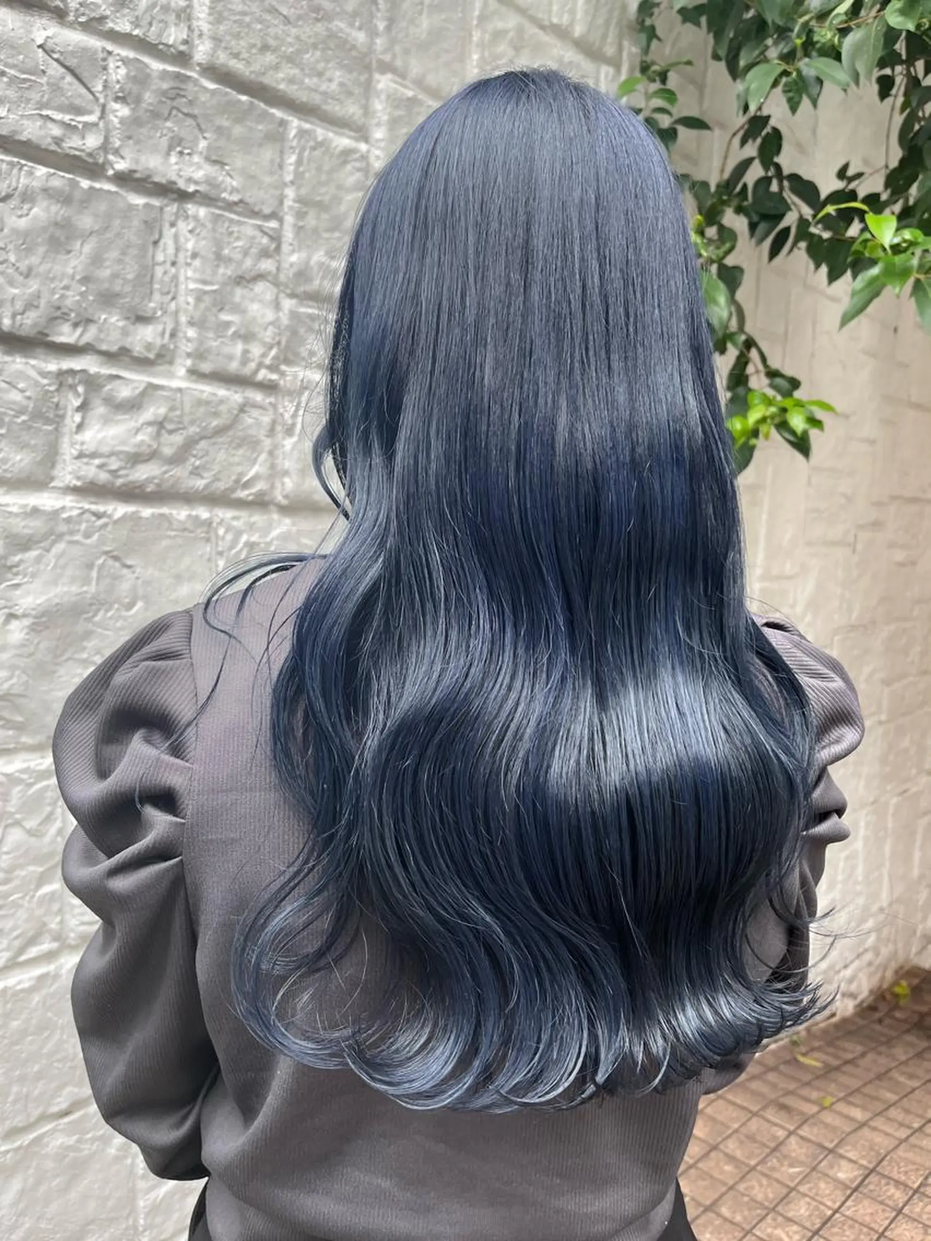 ロング カラー 黒髪 ブリーチ ブルーカラー ブルーブラック 透明感カラー ヘアカラー トリートメント ヘッドスパ ヘアセット カジュアルを女っぽく 𝗮𝘆𝗮𝗰𝗼のヘアスタイル