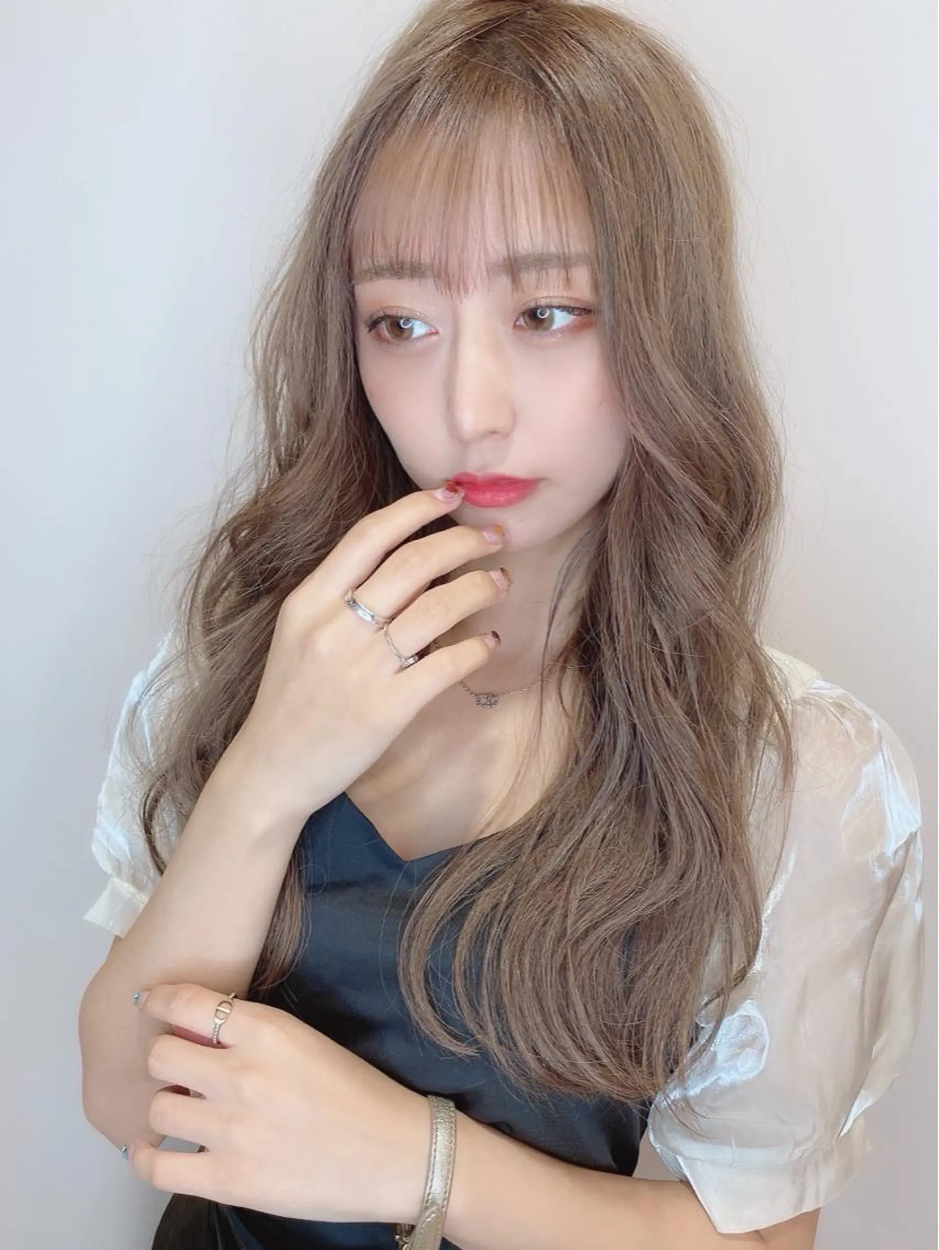 ロング カラー ベージュカラー ブリーチ ダブルカラー グレージュ ミルクティーベージュ 個室サロンLOUIMADNA栄店所属・髪質改善美容師 個室サロン白金厚哉のヘアスタイル