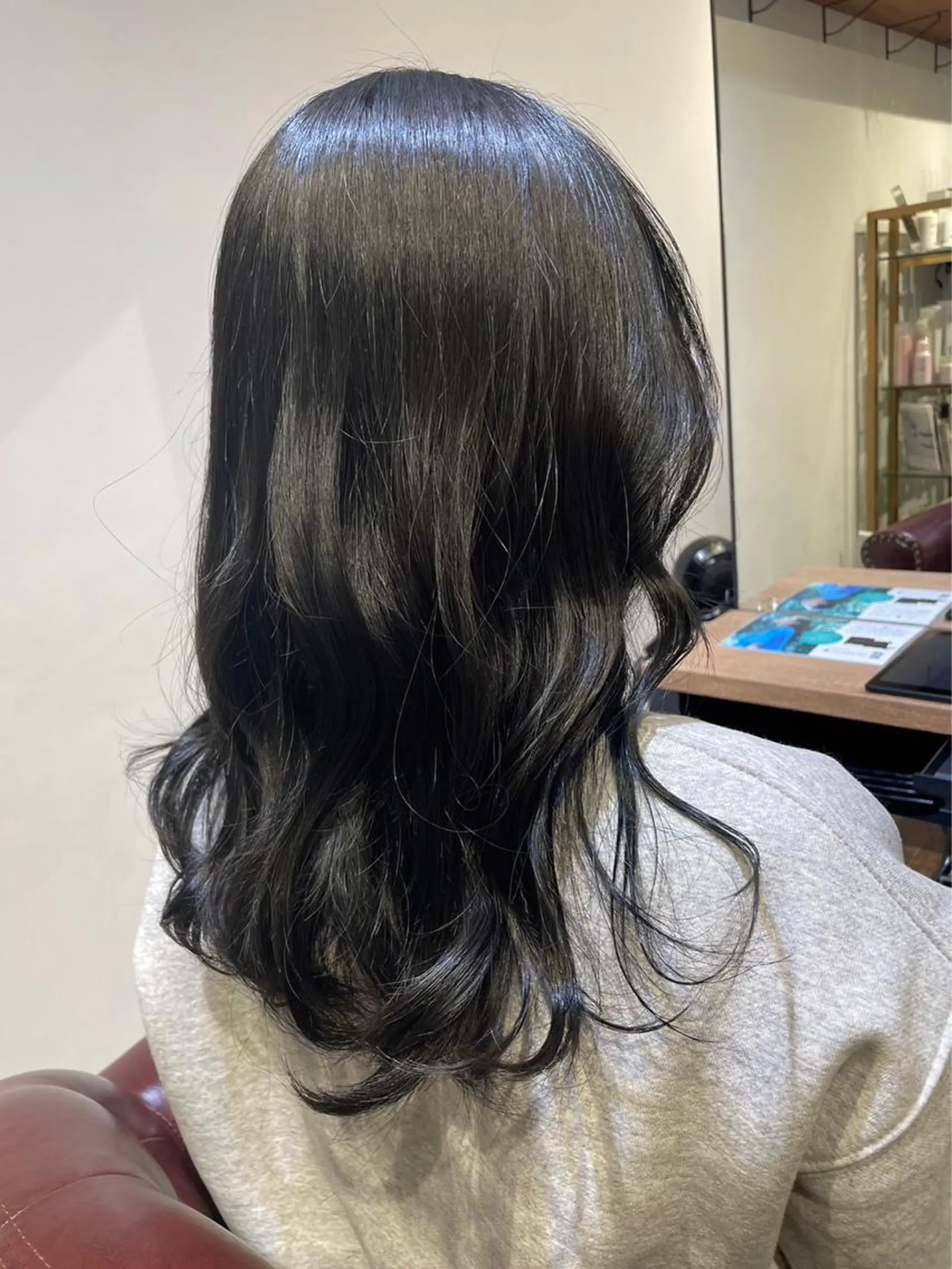 セミロング カラー MILLOR “ミラー”のヘアスタイル