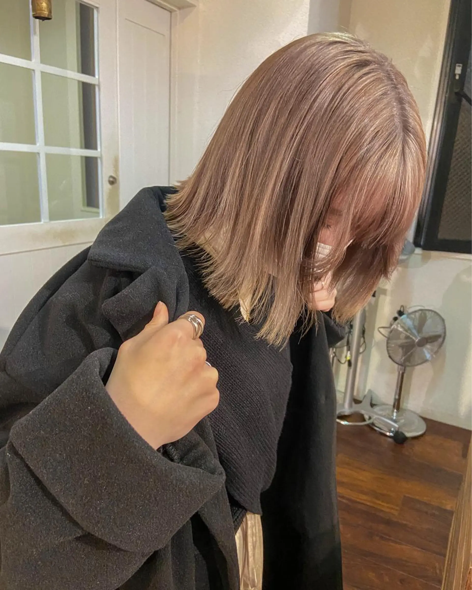 ミディアム カラー 黒髪 ハイライトカラー ハイトーンカラー インナーカラー 卒業式のヘアスタイル カット ヘアカラー トリートメント 岡本康平/ボブ /ブリーチ/レイヤーのヘアスタイル