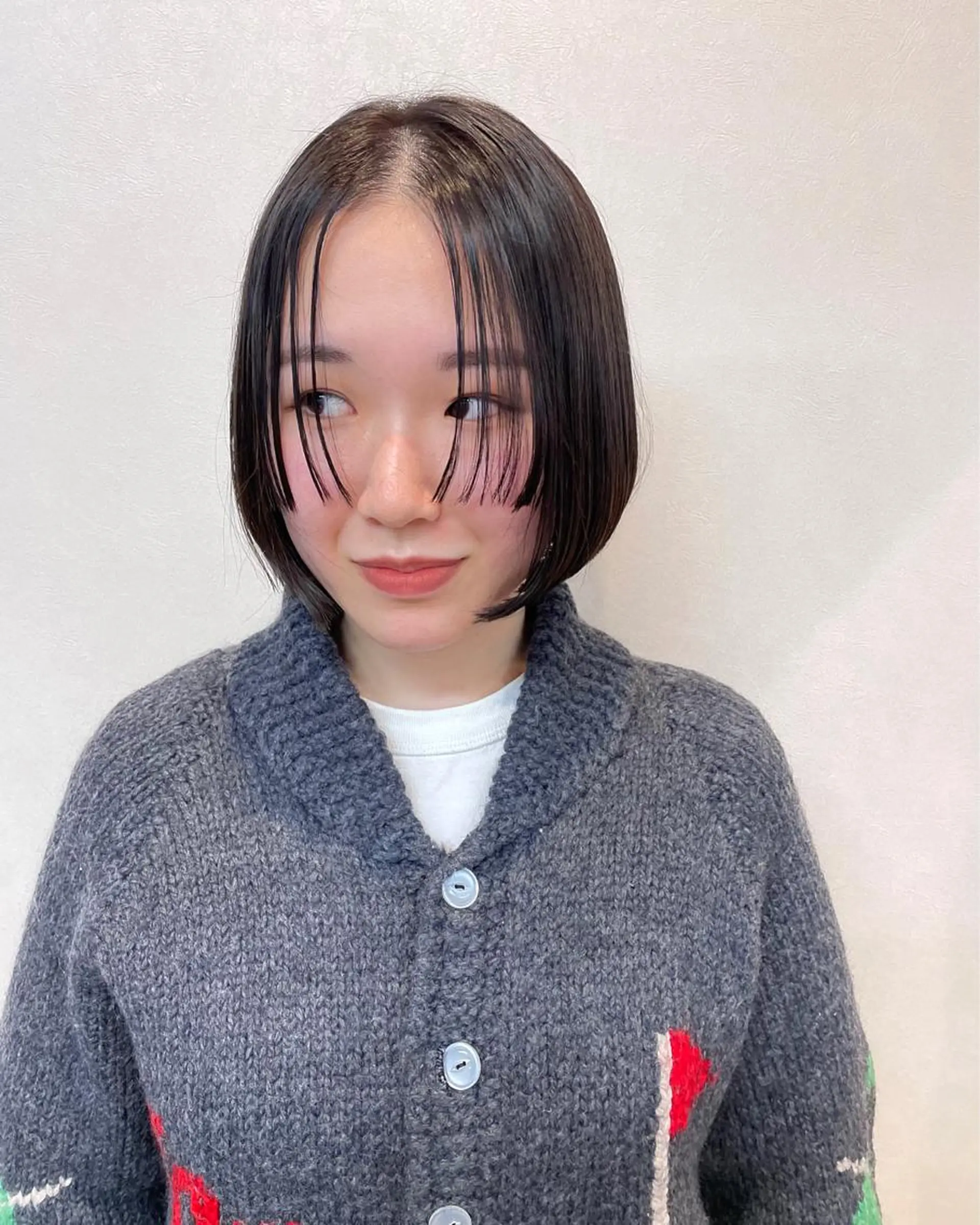 ミディアム カラー パーマ ヘアアレンジ メンズ キッズ ネイル マツエク・マツパ アイブロウ 黒髪 ブルーカラー ブルーブラック ブルー カット ヘアカラー トリートメント tatsumi/ボブ ウルフ/レイヤーのヘアスタイル