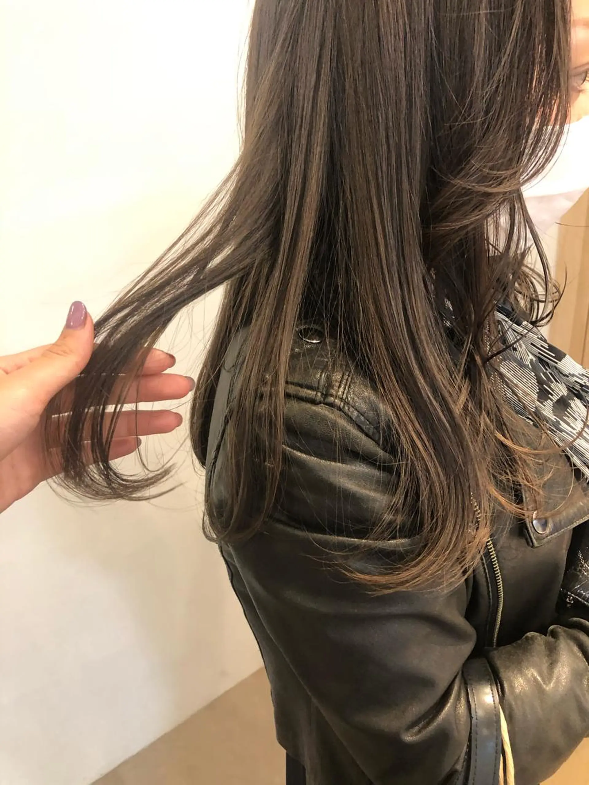 カラー ベージュカラー シルバー シルバーベージュ 大迫 江梨のヘアスタイル