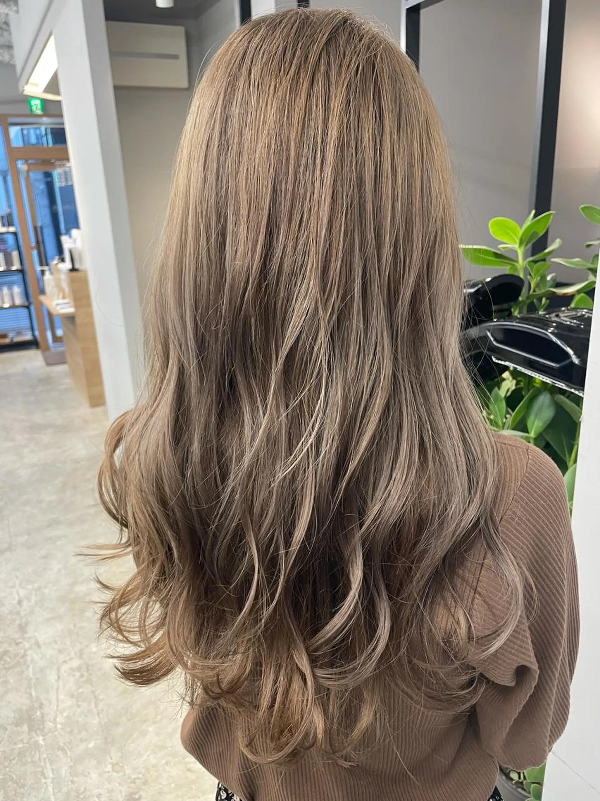 セミロング カット ヘアカラー SAEKI【ior 】北千住店ブリーチのヘアスタイル