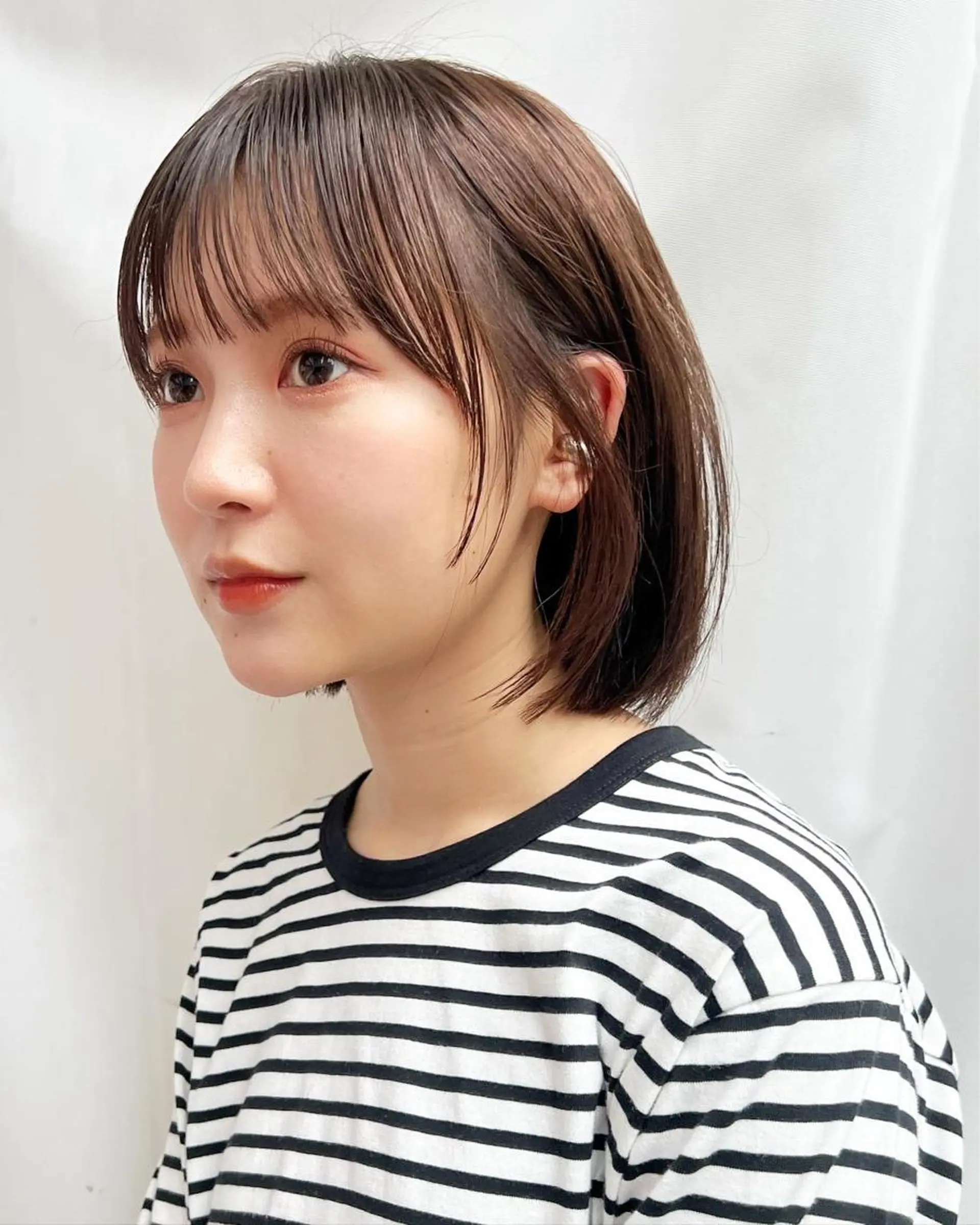 ミディアム カラー 切りっぱなしボブ ベージュカラー ブリーチ グレージュ ハイトーンカラー カット ヘアカラー トリートメント レイヤー専門家 ダブルカラー修のヘアスタイル