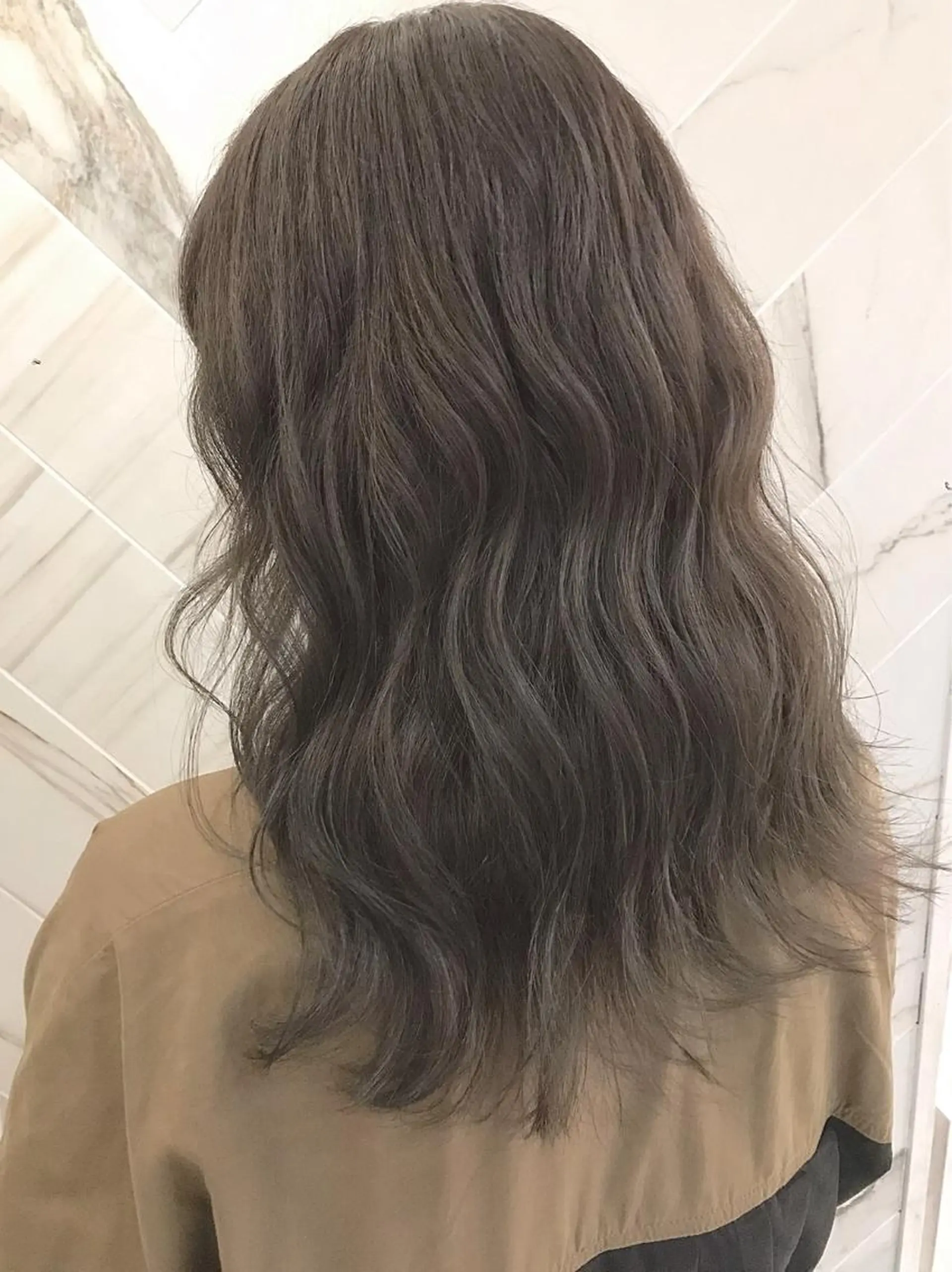 ロング カラー グレージュ スターダスト KANOI 銀座中央通り所属・上條 航平のヘアスタイル