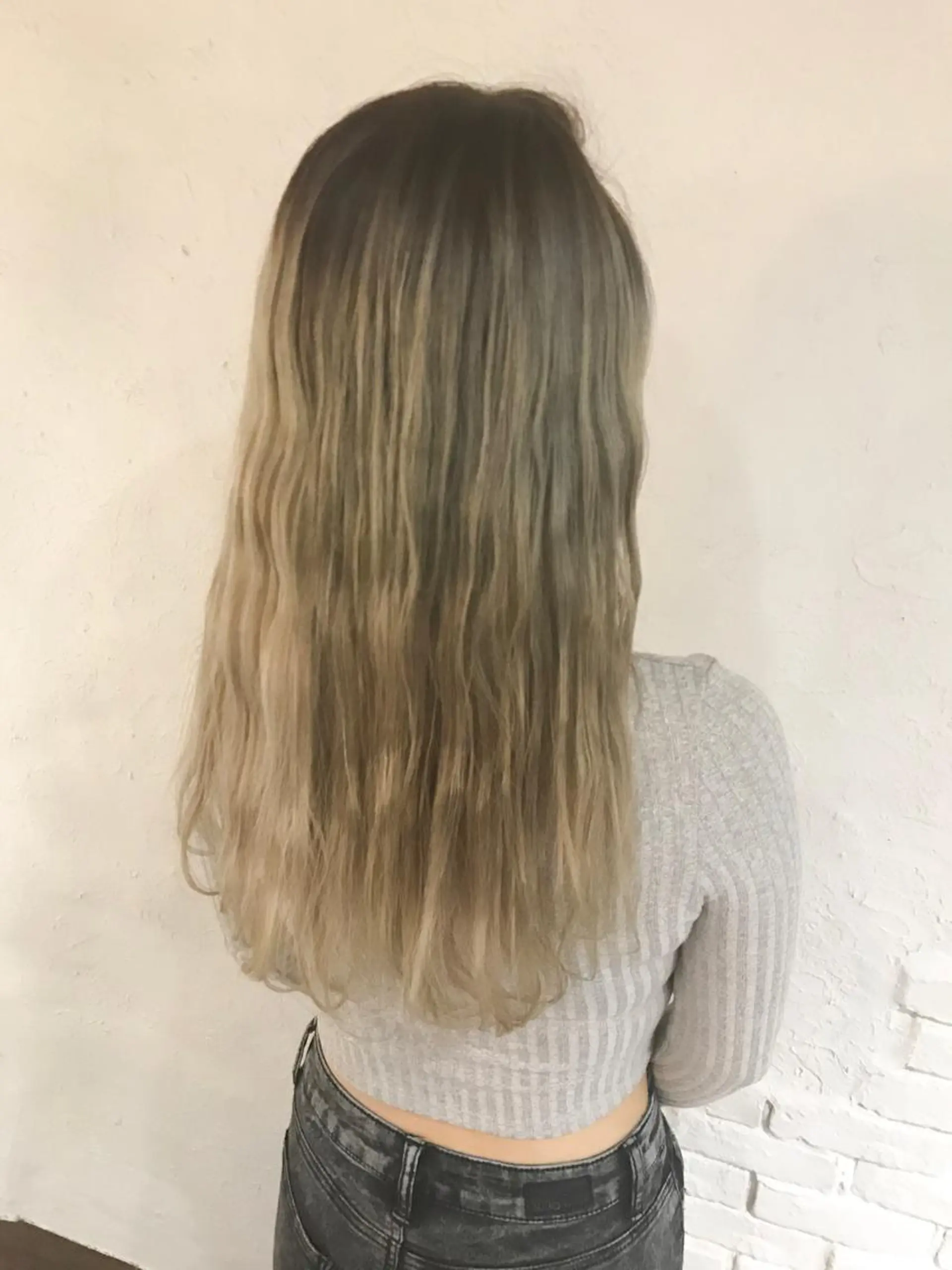 ロング カラー ブリーチ 伊藤 優希のヘアスタイル