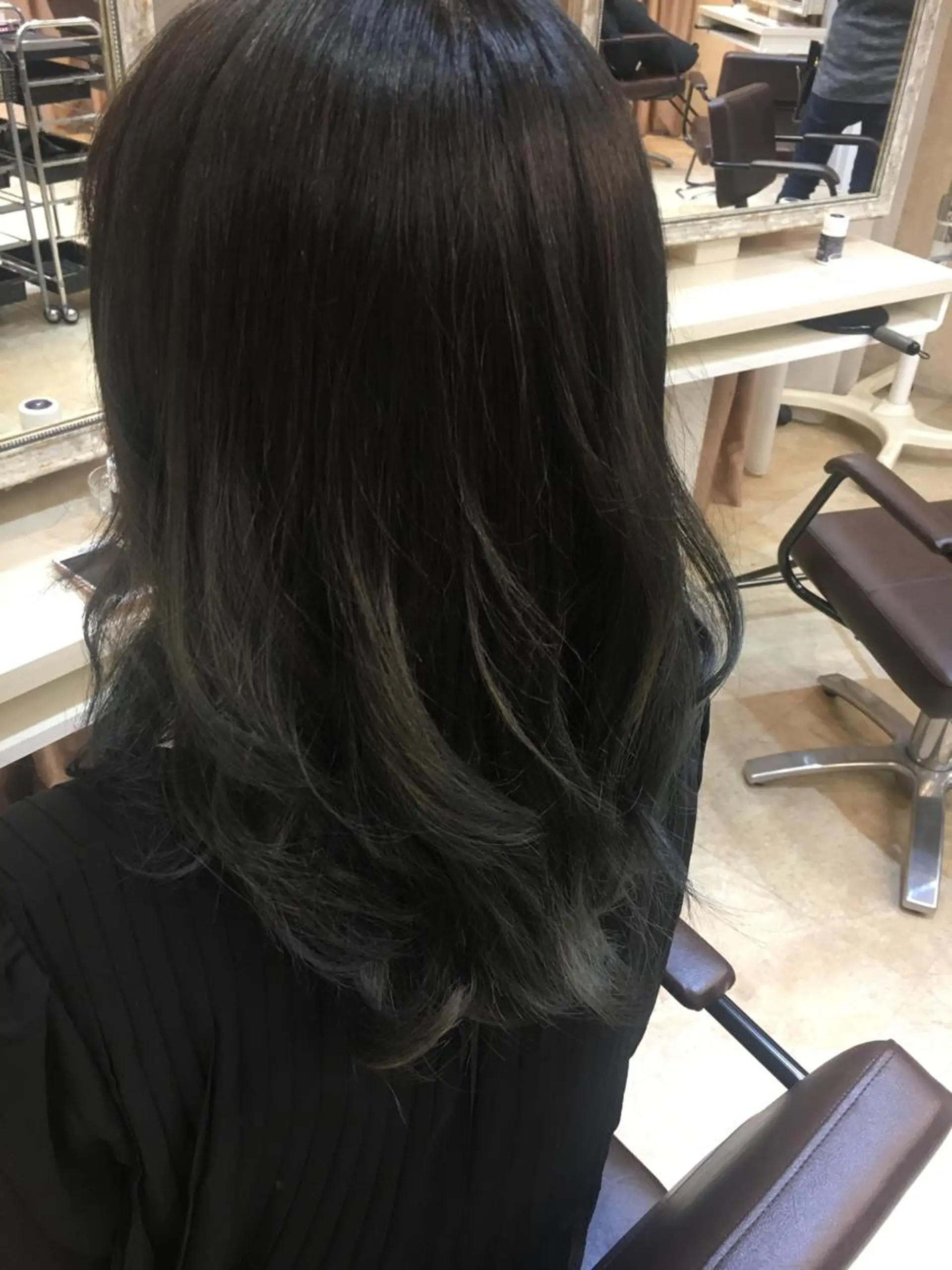 セミロング アッシュ 角床直哉 カラーカットNO 1のヘアスタイル