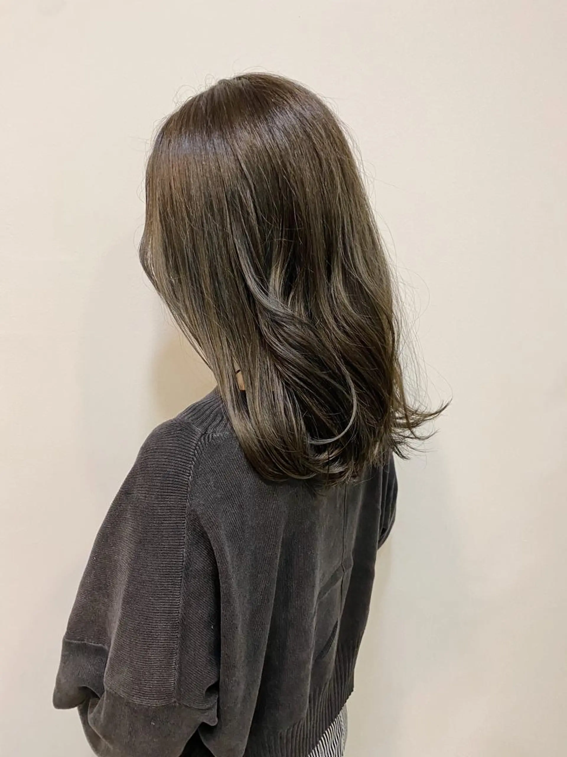 セミロング カラー ioe 岡本のヘアスタイル