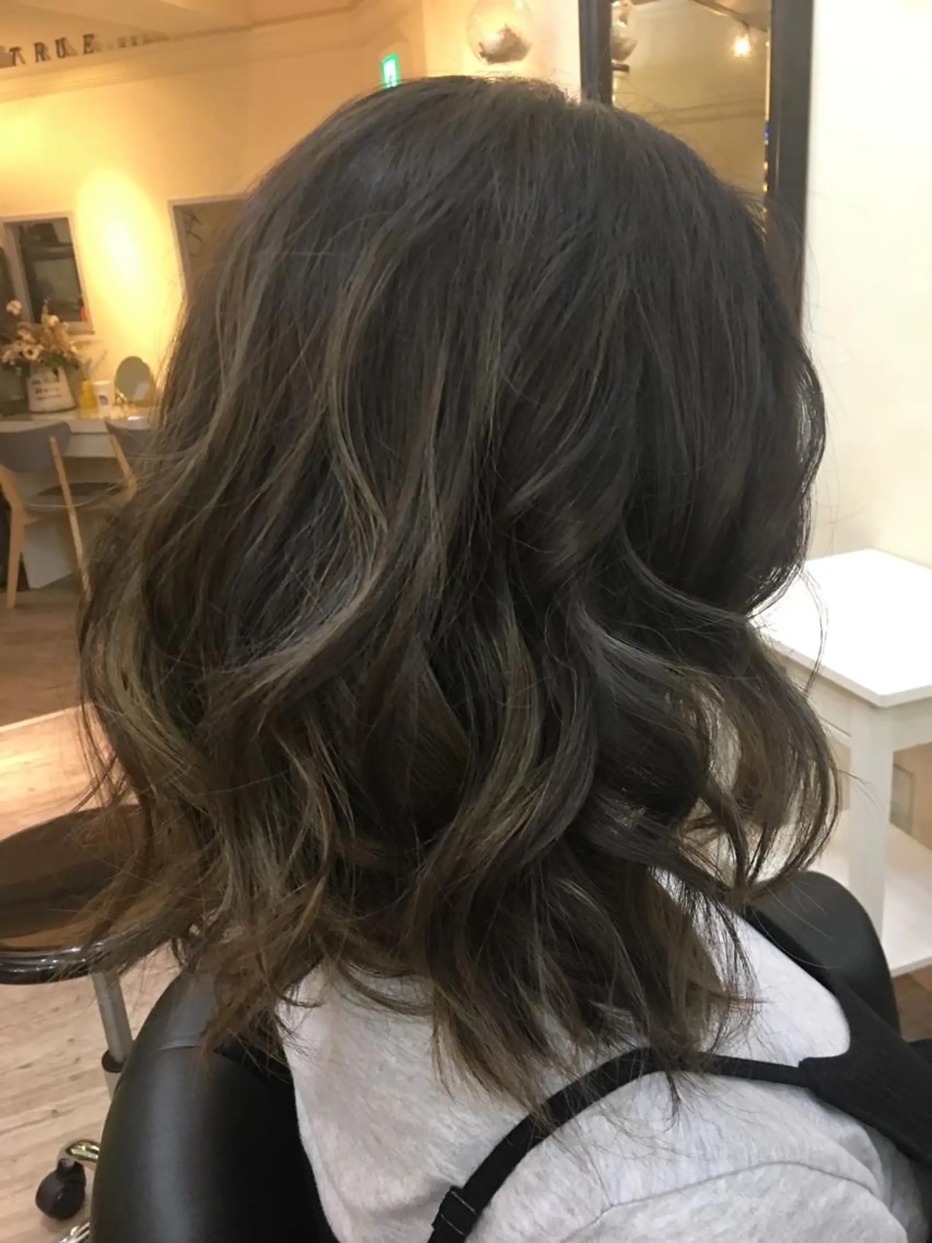 ミディアム カラー 鶴見 和美のヘアスタイル