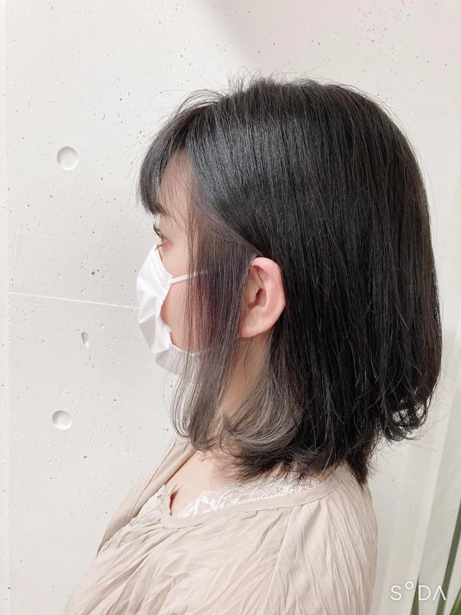 ミディアム カラー 黒髪 ブリーチ イヤリングカラー グレーブラック カット ヘアカラー ミルミー美容室所属・🦄💒💓齎藤 七海子🦄💒💓のマツエク・マツパデザイン