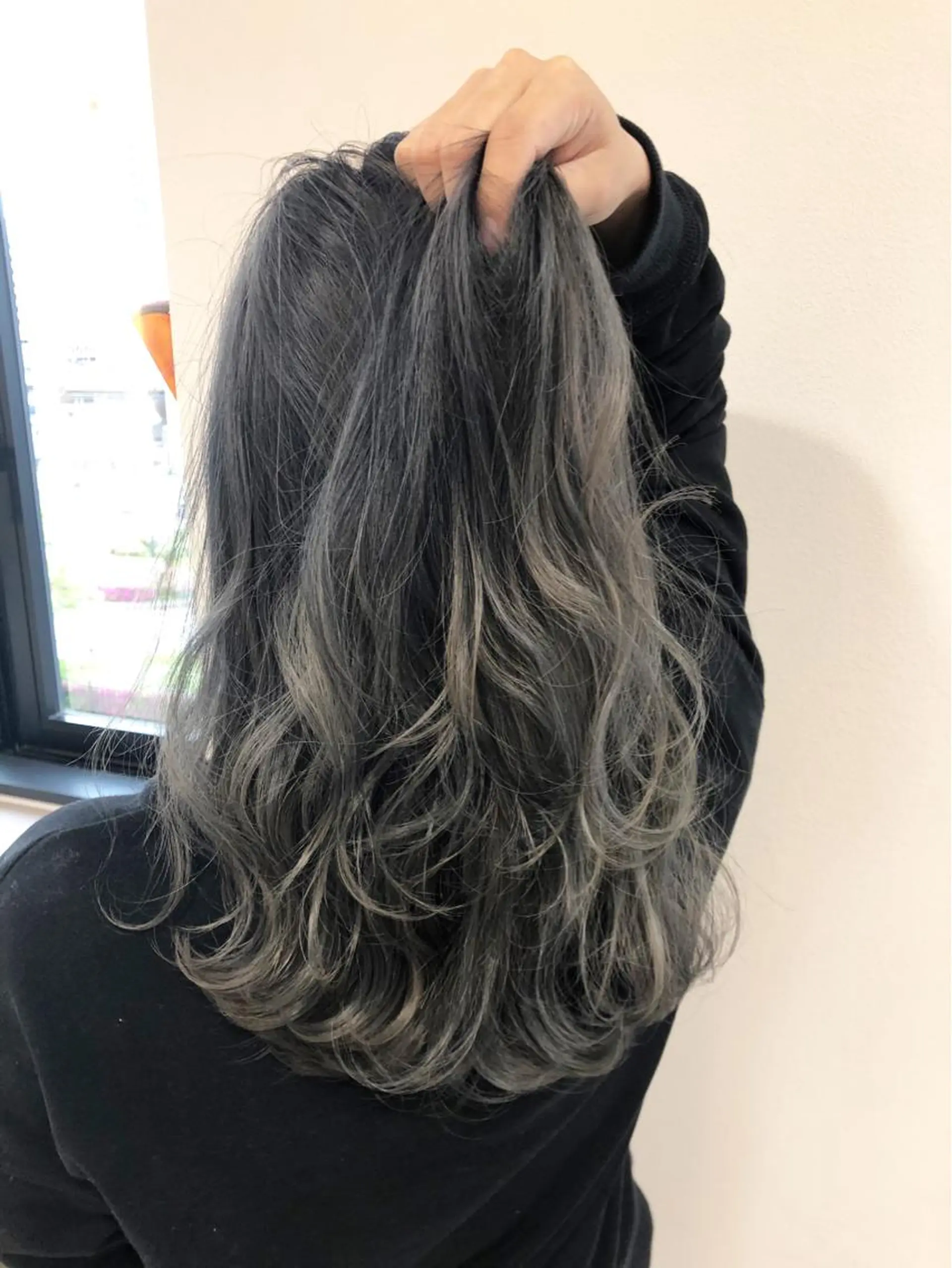 ロング カラー バレイヤージュ ブリーチ 透明感カラー グレージュ レイヤーカット ヘアカラー 門田 恭弥のヘアスタイル