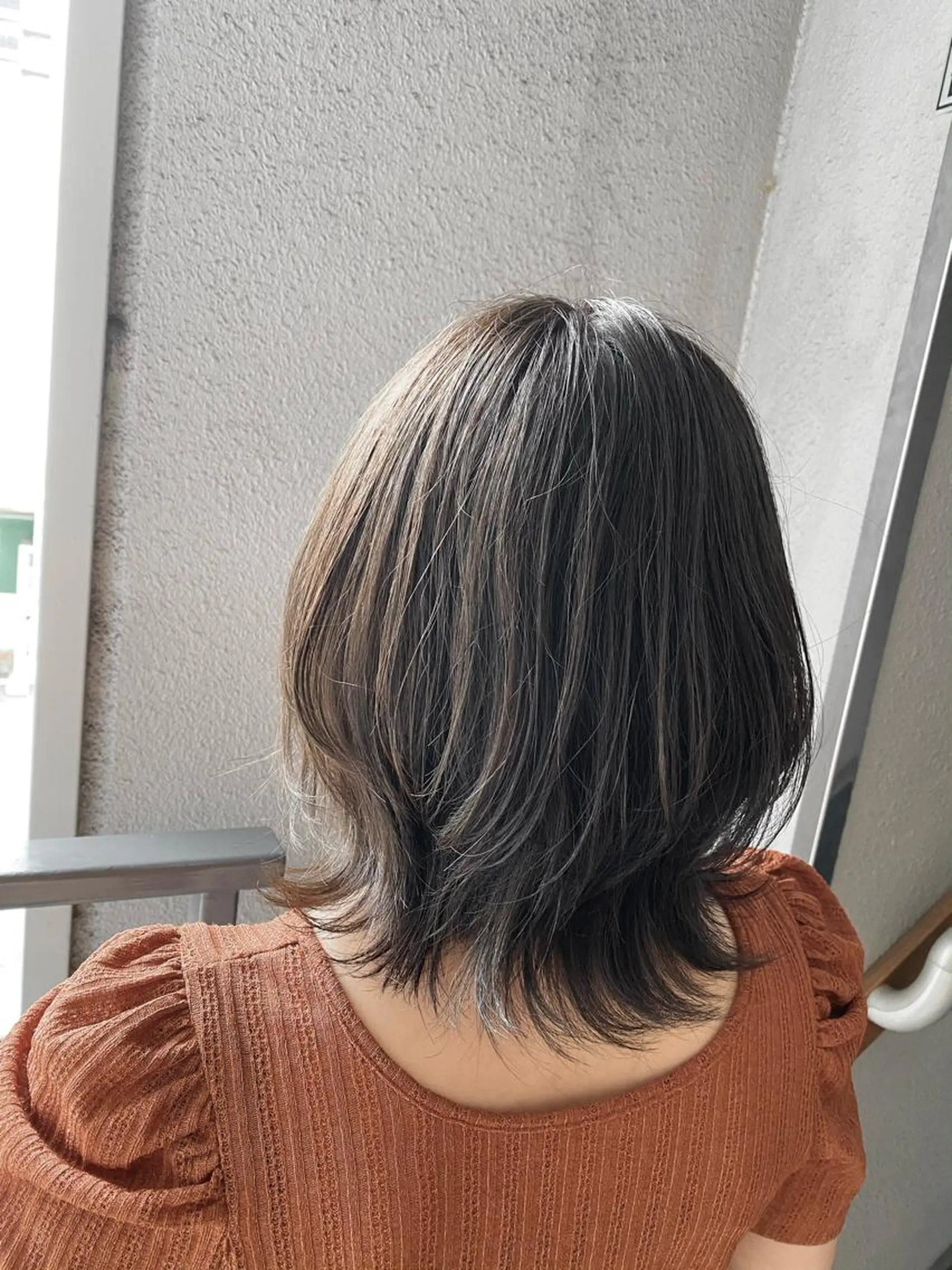 ミディアム カラー アディクシーカラー アッシュ ベージュカラー くびれヘア レイヤーカット Kazu .Kのヘアスタイル