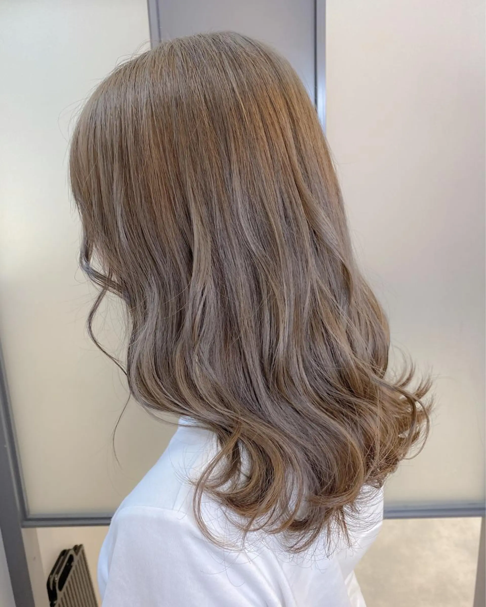 セミロング カラー アッシュ ブリーチ ケアブリーチ ミルクティーアッシュ SALOWIN神戸三宮East店所属・【透明感、艶髪】西村 有司のヘアスタイル