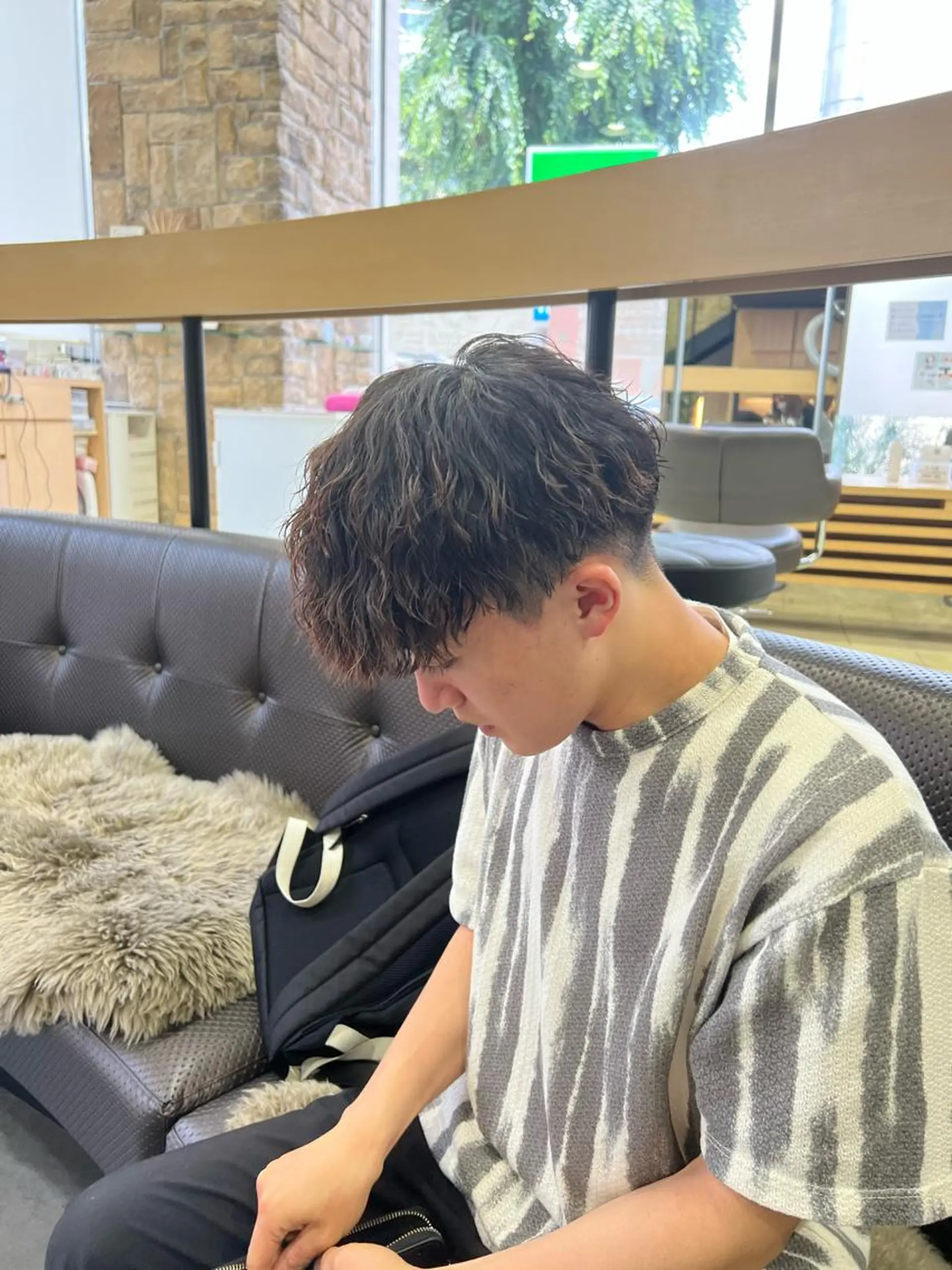 ショート パーマ メンズ アイブロウ ヘアカラー ﾎｯﾄﾍﾟｯﾊﾟｰ に移行中【かな】のヘアスタイル