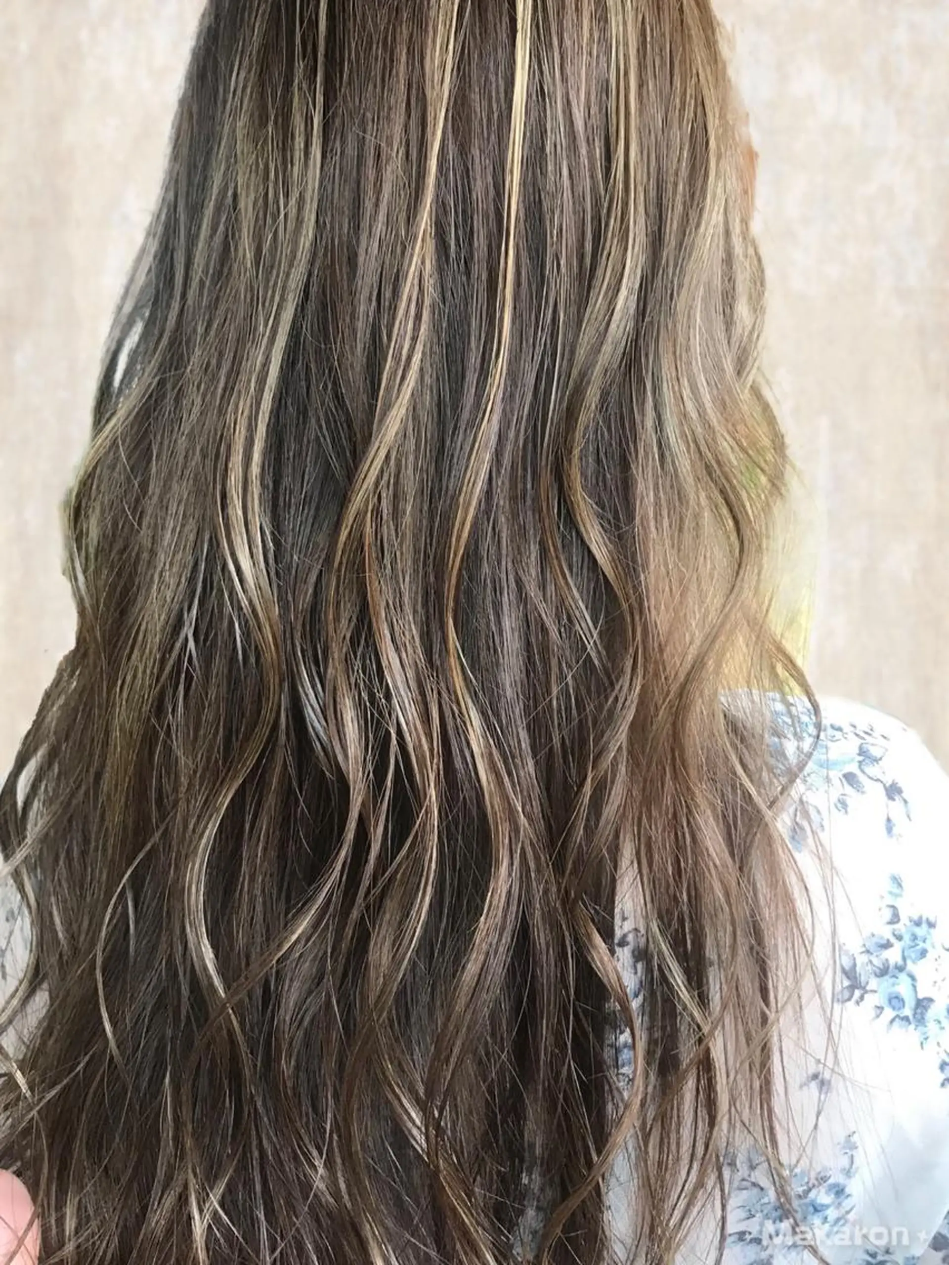 ロング カラー ベージュカラー ハイライトカラー シアーベージュ ハイライト ロング カット ヘアカラー トリートメント hair works raptureのヘアスタイル