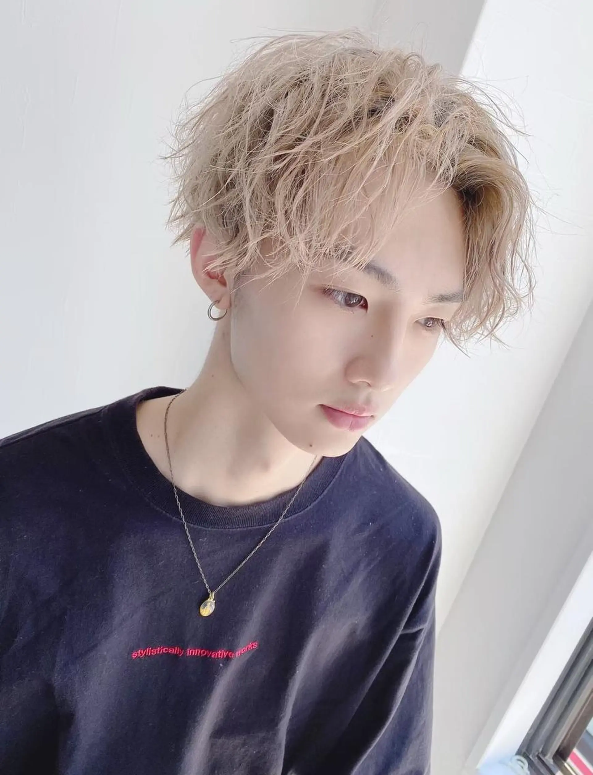 メンズ メンズバレイヤージュ メンズブリーチ センターパート メンズハイライト メンズインナーカラー カット ヘアカラー ＿WHITE鳳店 アンダーバーホワイトのヘアスタイル