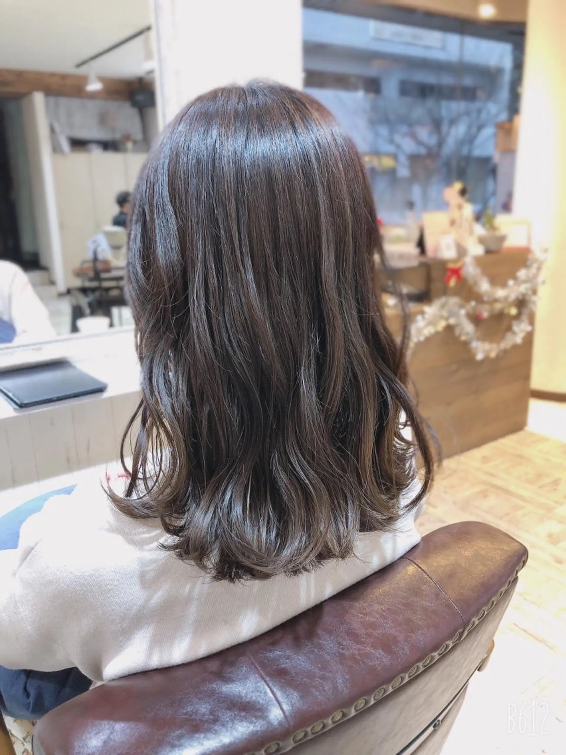 ミディアム カラー ベージュカラー ハイライトカラー ラベンダーカラー ラベンダーベージュ ハイライト カット ヘアカラー トリートメント 【垢抜け大人髪】 TIARA西山のヘアスタイル