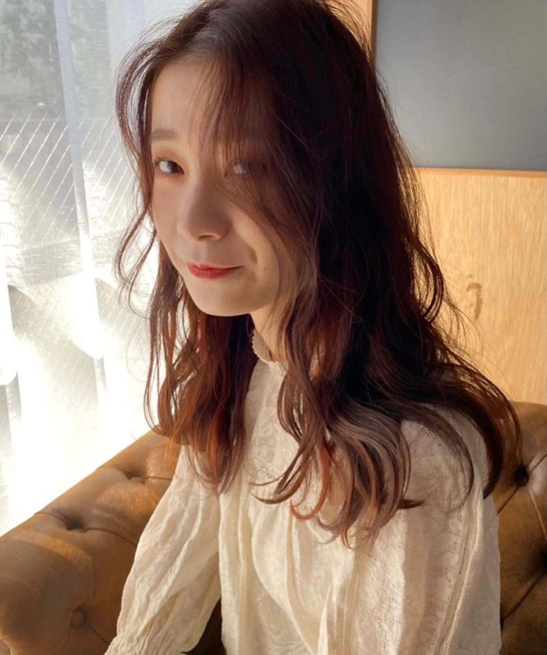 ミディアム カラー ヘアアレンジ ベージュカラー ハイライトカラー インナーカラー オレンジ オレンジベージュ 韓国/髪質改善💘 櫻井かれんのヘアスタイル