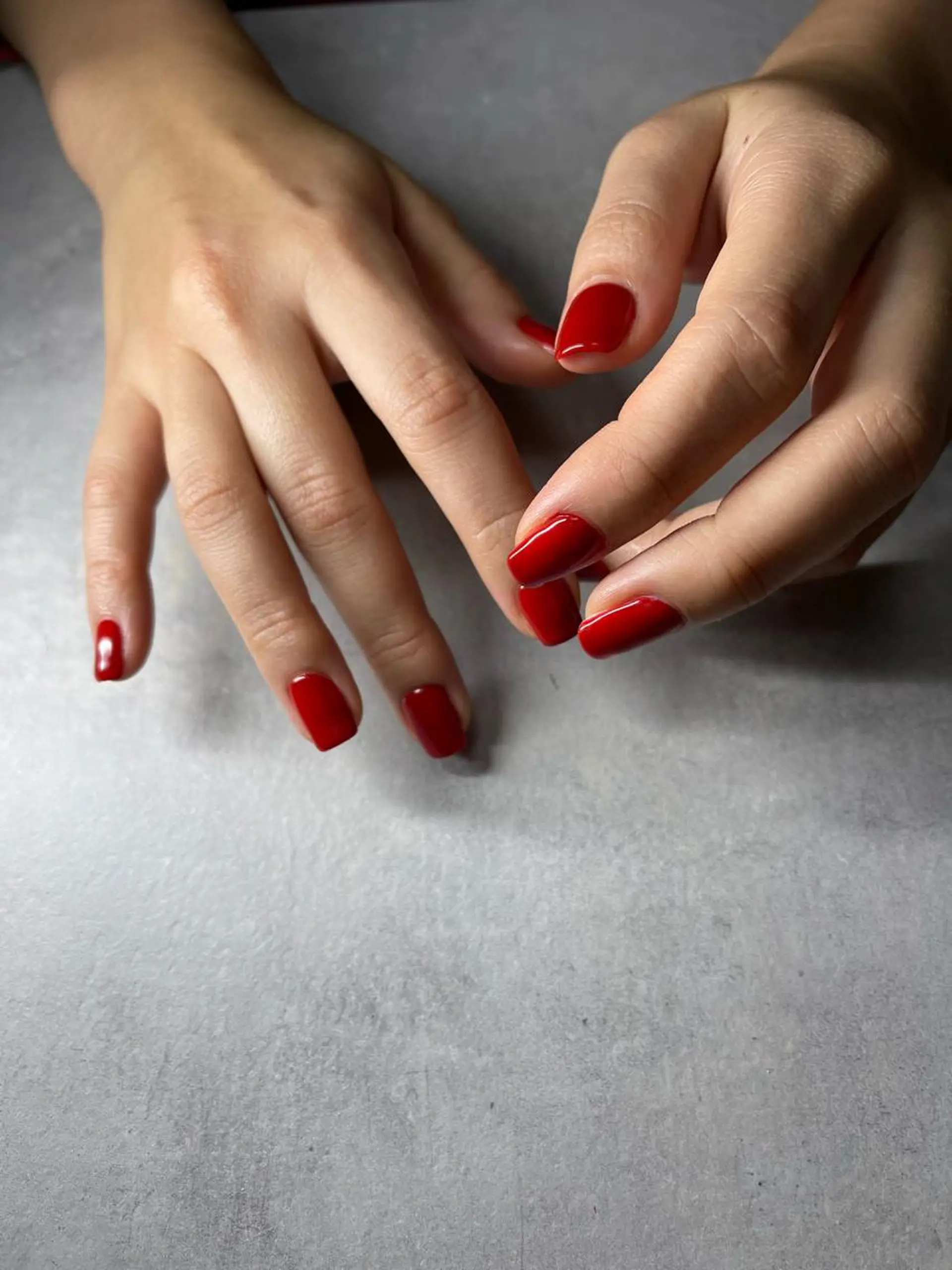 ネイル ワンカラーネイル 赤色 スクエアネイル ate eyelash 和泉府中店【まつげパーマ／ラッシ ユリフト/LED/東感バインド／眉毛】所属・もり まゆみのマツエク・マツパデザイン