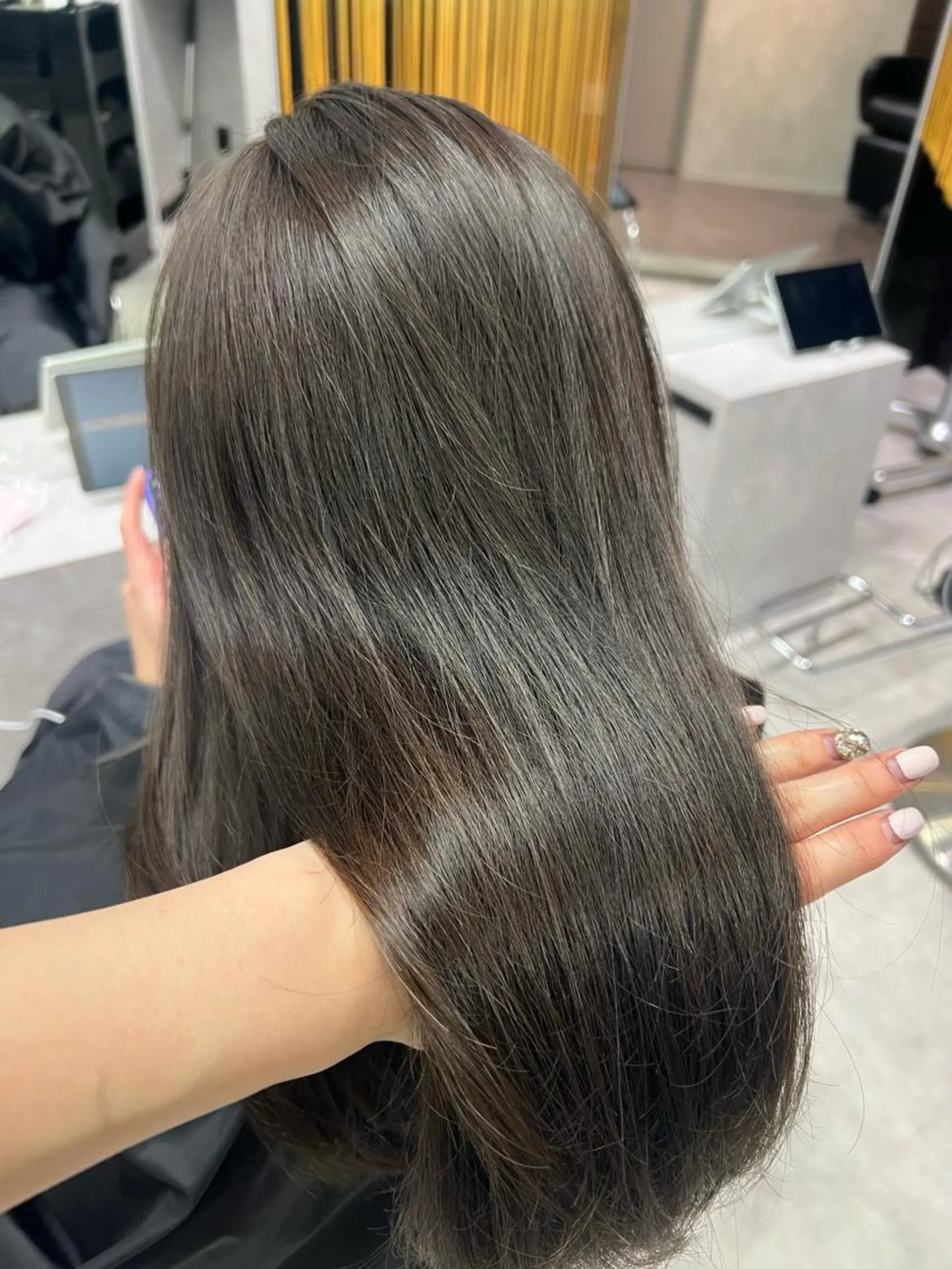 ロング カラー ベージュカラー オリーブベージュ 上田 エミのヘアスタイル