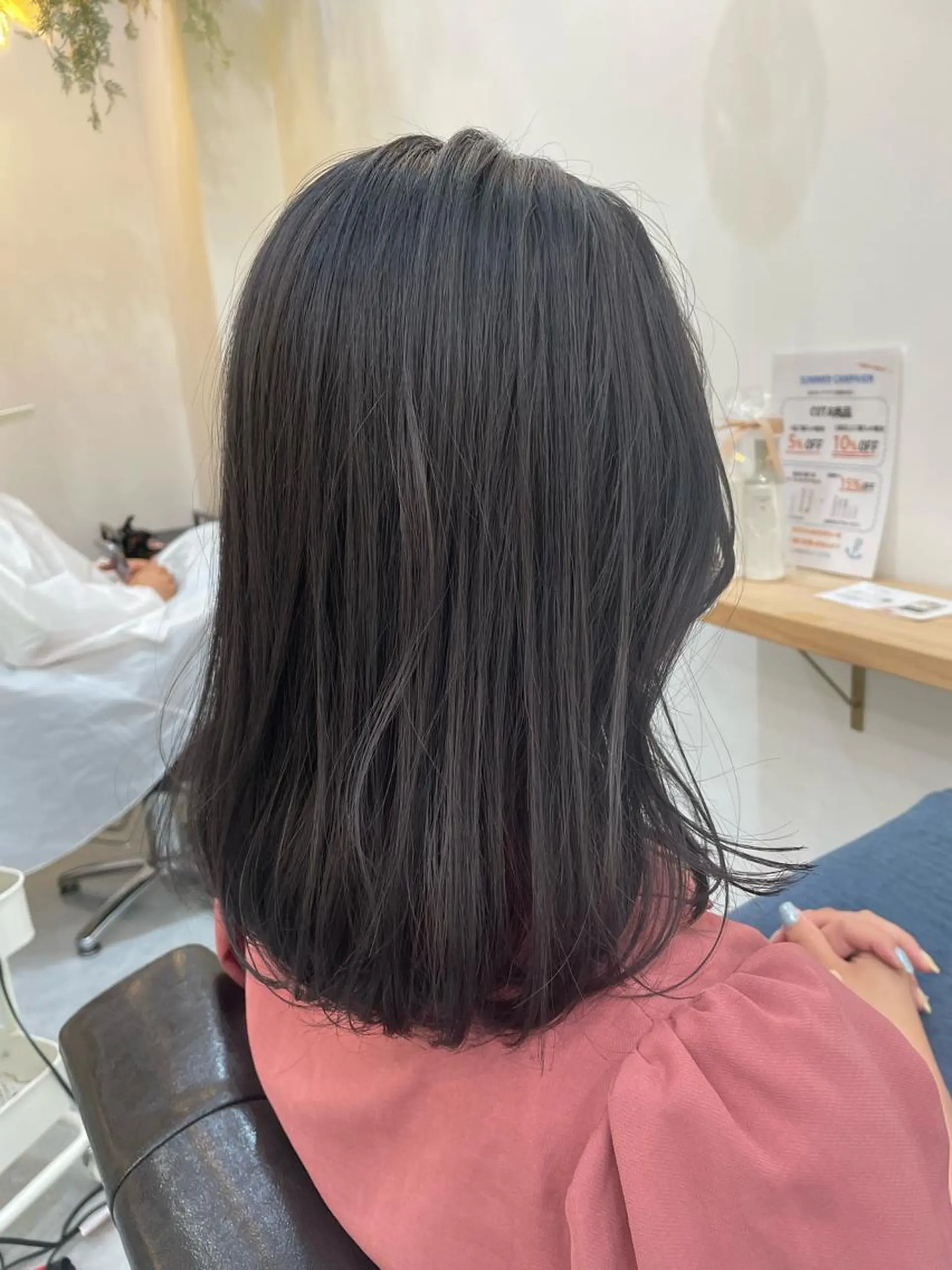 ミディアム カラー 高梨 菜々のヘアスタイル