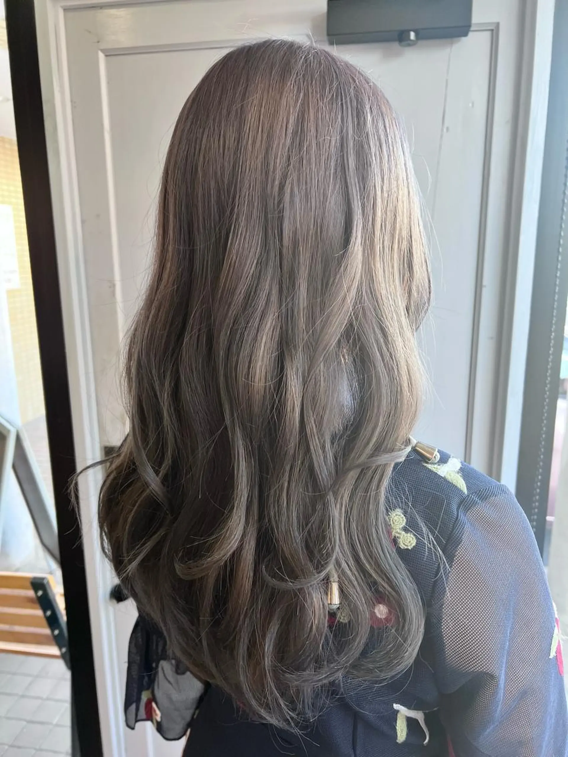 ロング カラー ブリーチ グレージュ ヘアカラー トリートメント ツキダテ ユイのヘアスタイル