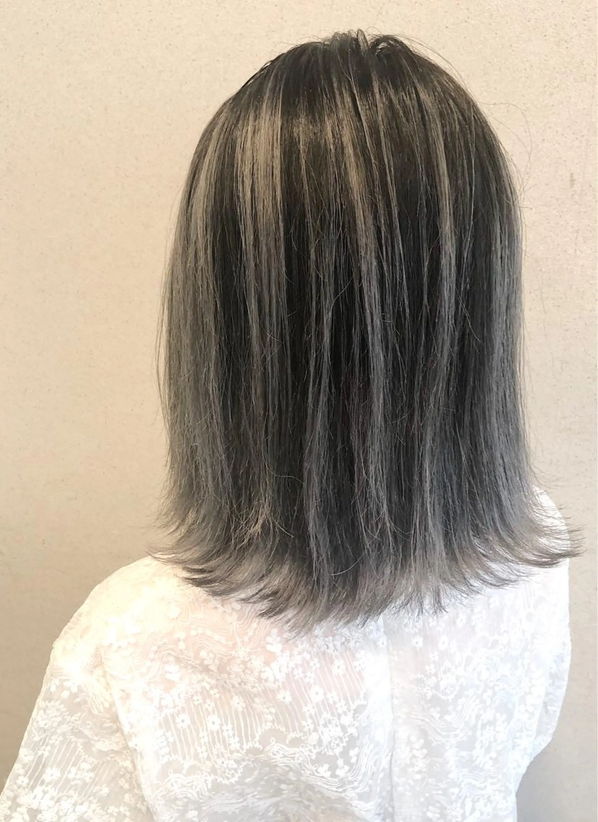 ミディアム カラー バレイヤージュ ブリーチ グレージュ シルバー シルバーグレージュ ケアブリーチ /髪質 改善/古橋圭史郎のヘアスタイル