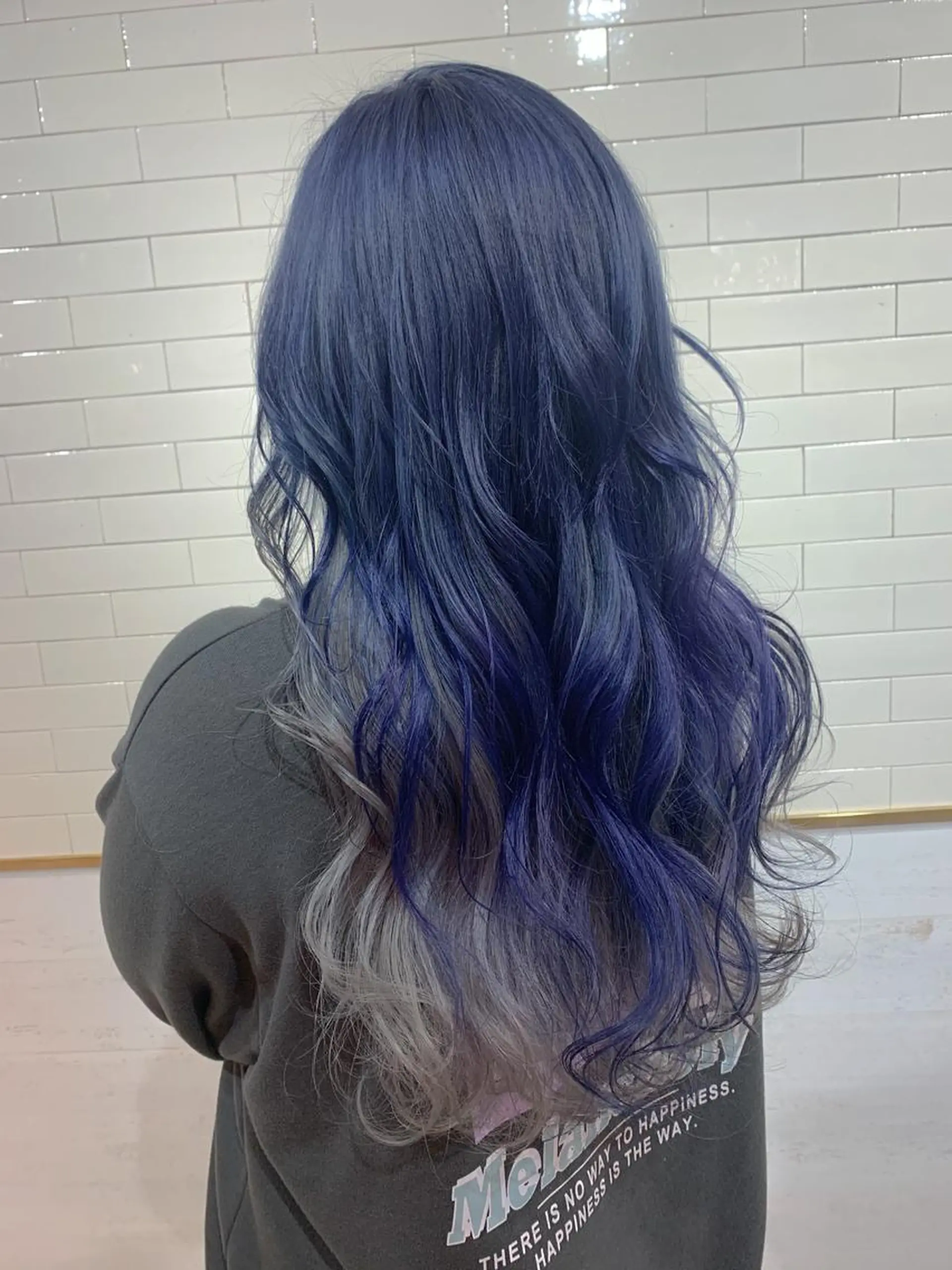 ロング カラー ブリーチ ブルーカラー ケアブリーチ シルバー ホワイトシルバー 🦋レイヤーカット ミドリカワ🦋のヘアスタイル